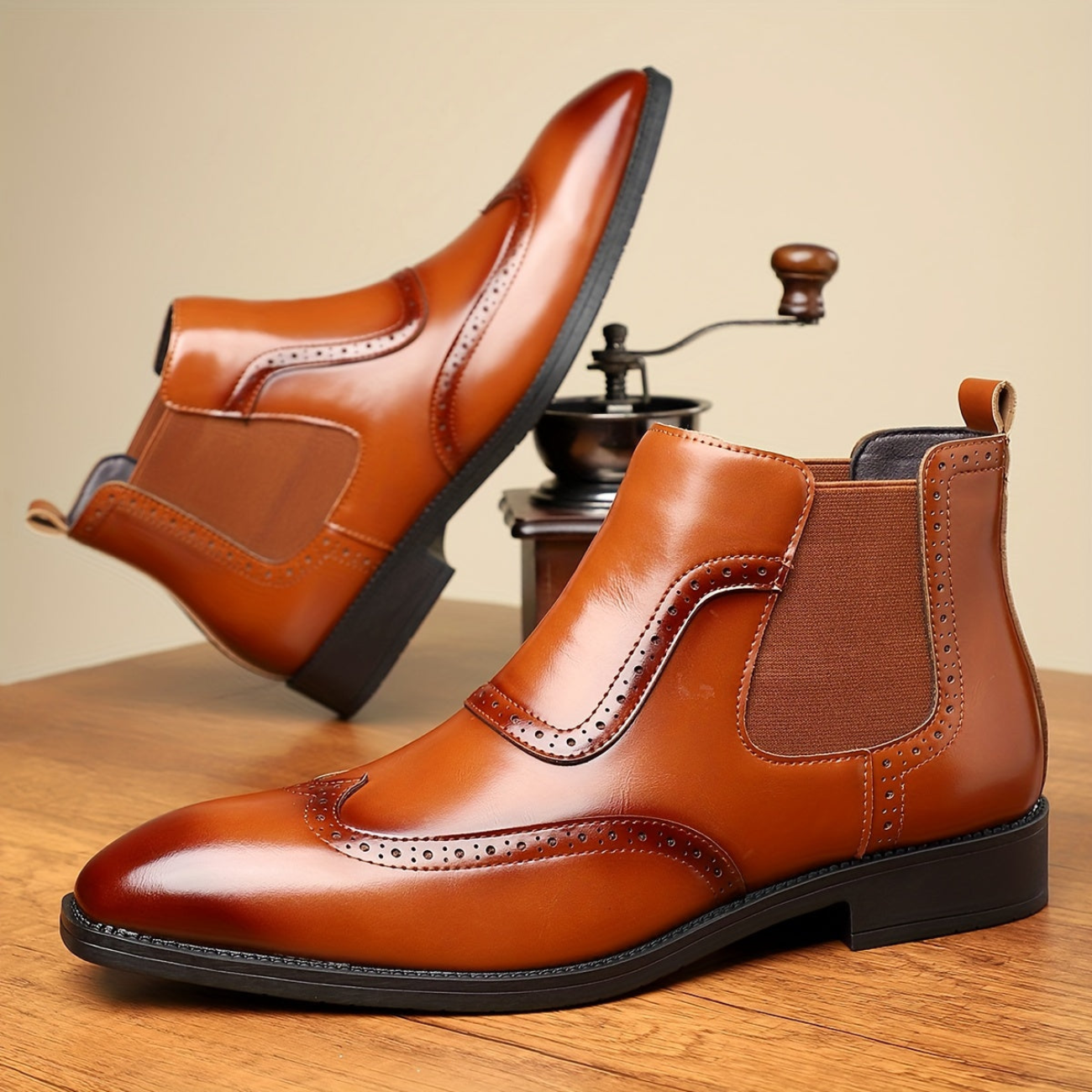 Herren Chelsea Boots mit Brogue-Details in glänzender Optik