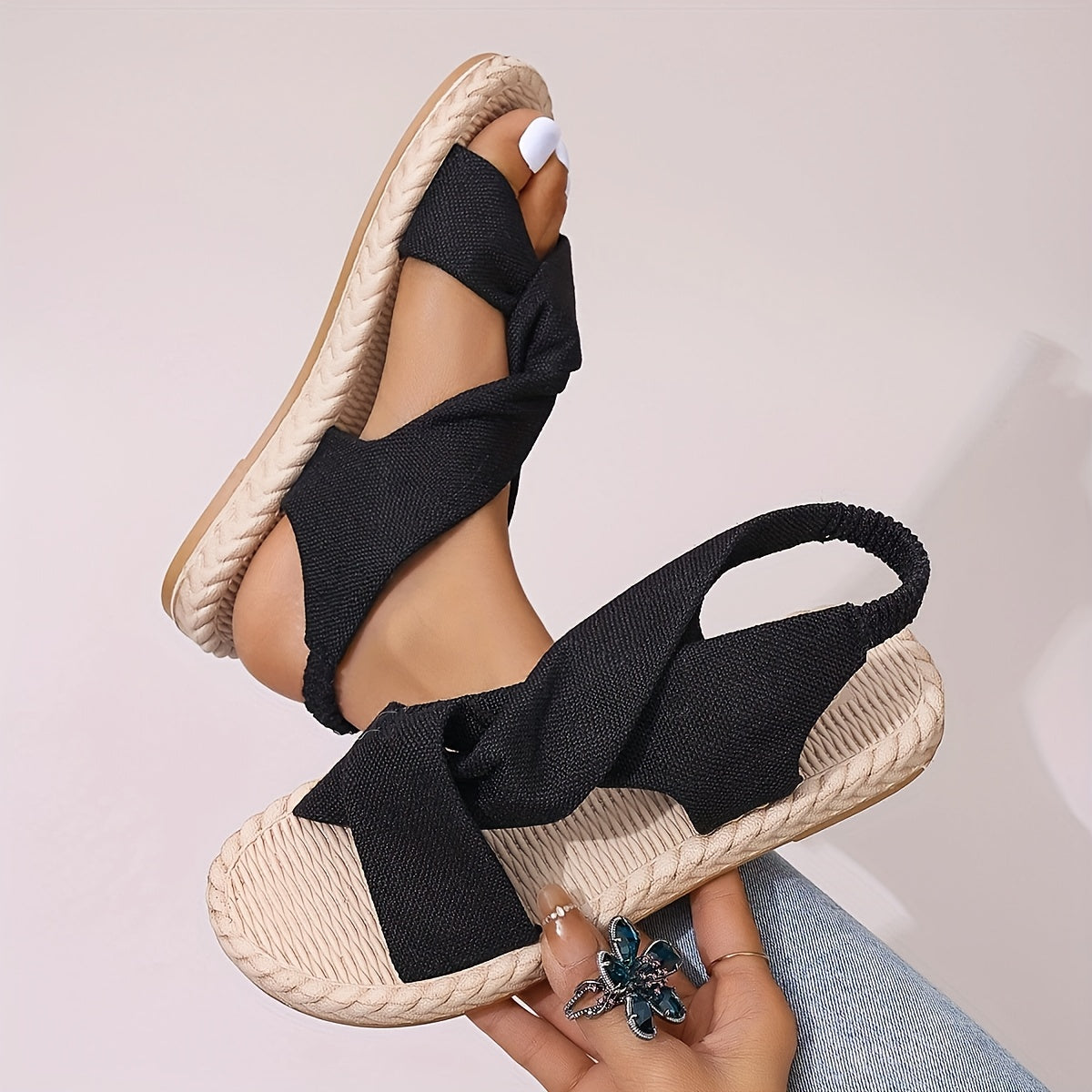 Damen Sommerschuhe – Modische Freizeit-Sandalen mit Kreuzband und flacher Sohle