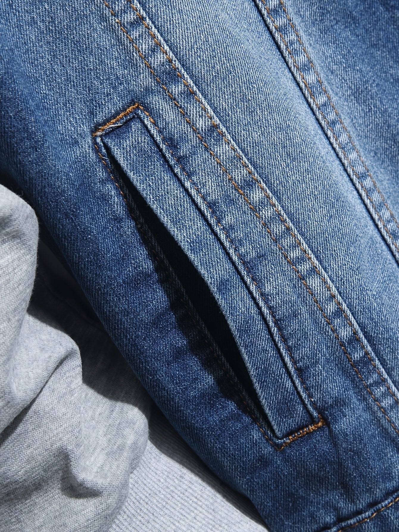 Herren Jeansjacke mit Kapuze Denim und Sweatstoff Ärmel Grau