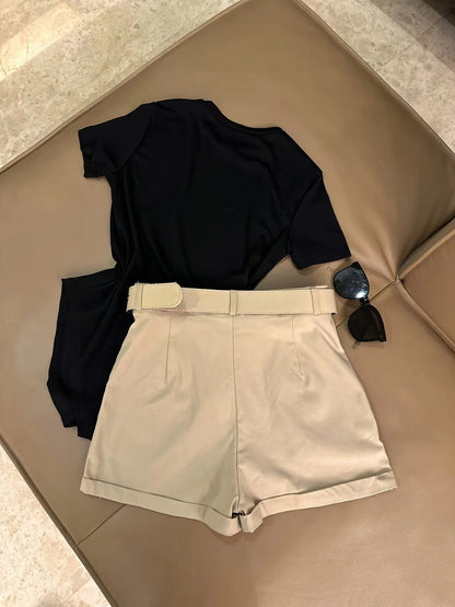 Damen Outfit Set – Elegantes T-Shirt mit Gürtelshorts für Alltag & Freizeit