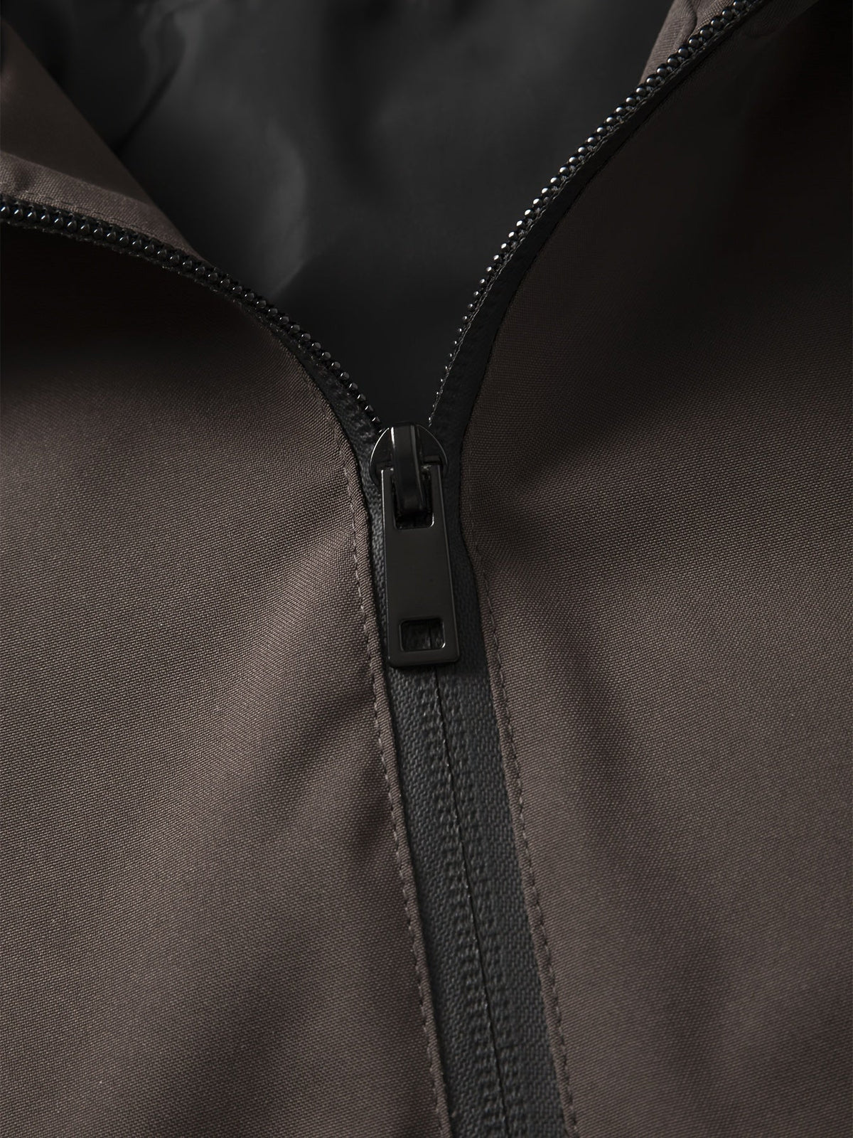 Herren Anorak Jacke mit Kapuze und Reißverschlusstasche Braun