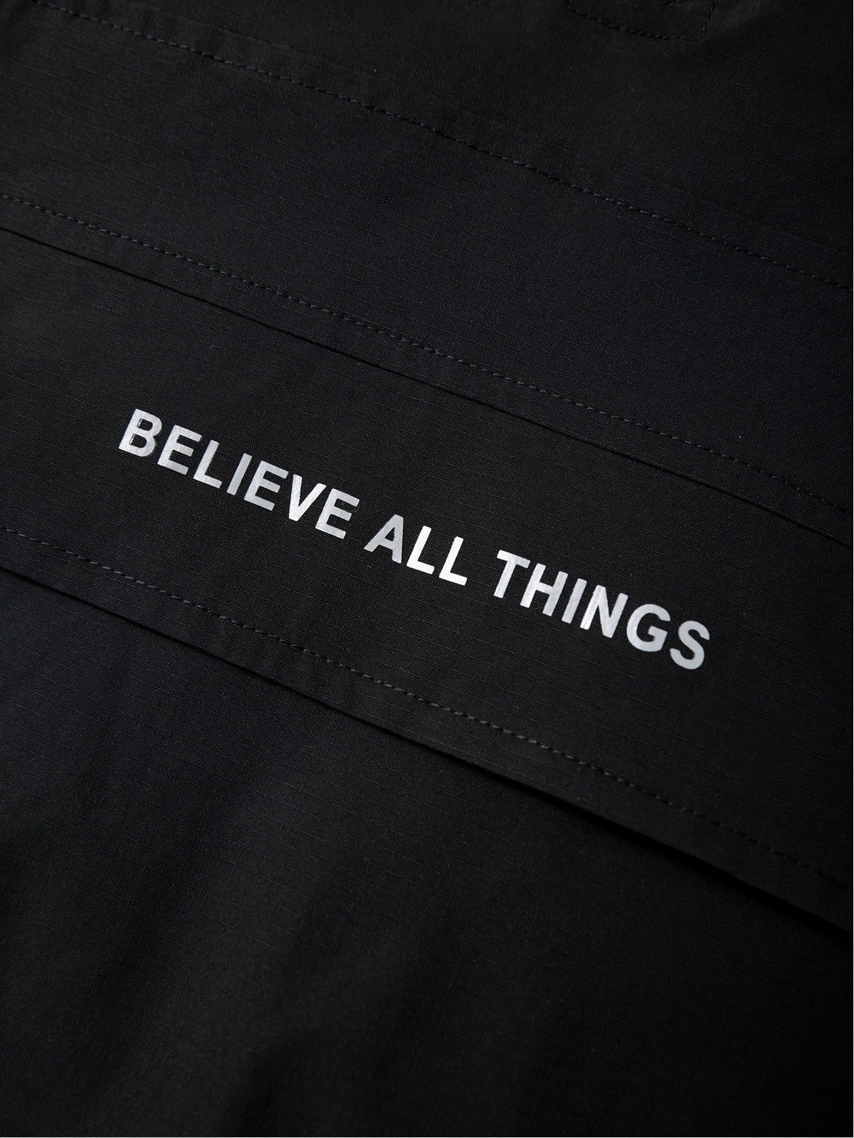 Schwarze Kapuzenjacke mit Halbreißverschluss und Bauchtasche