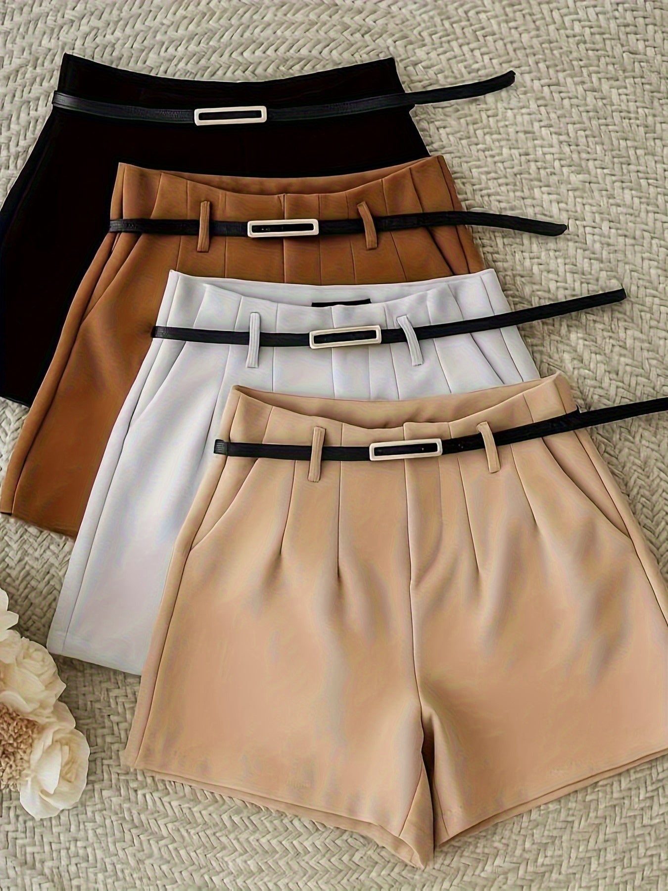 Damen Elegantes Cropped Top und Shorts Set – Modischer Sommer-Look mit Gürtel