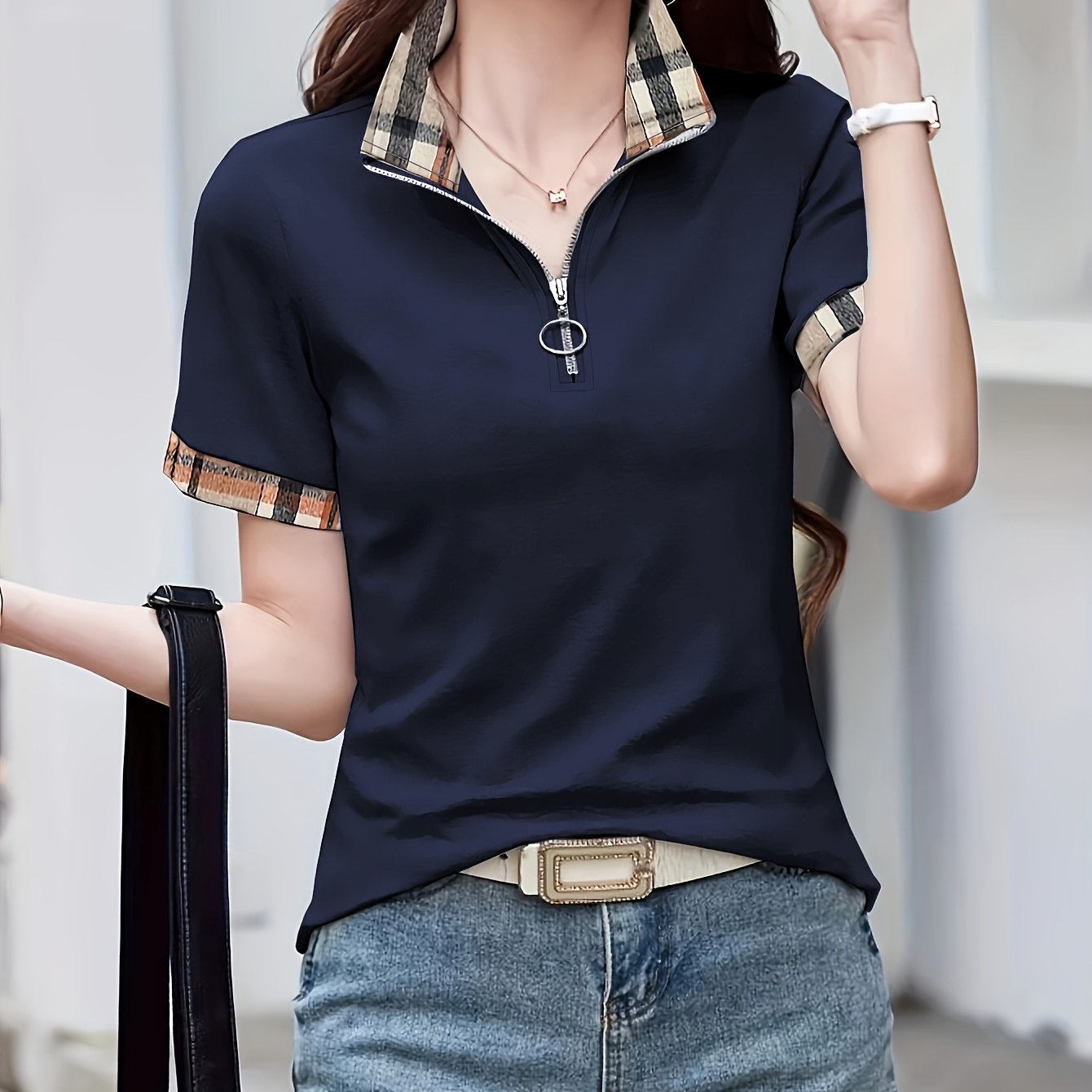 Damen Casual Poloshirt mit Reißverschlusskragen und Karodetails – Modisches Freizeitshirt für Alltag und Ausgehen