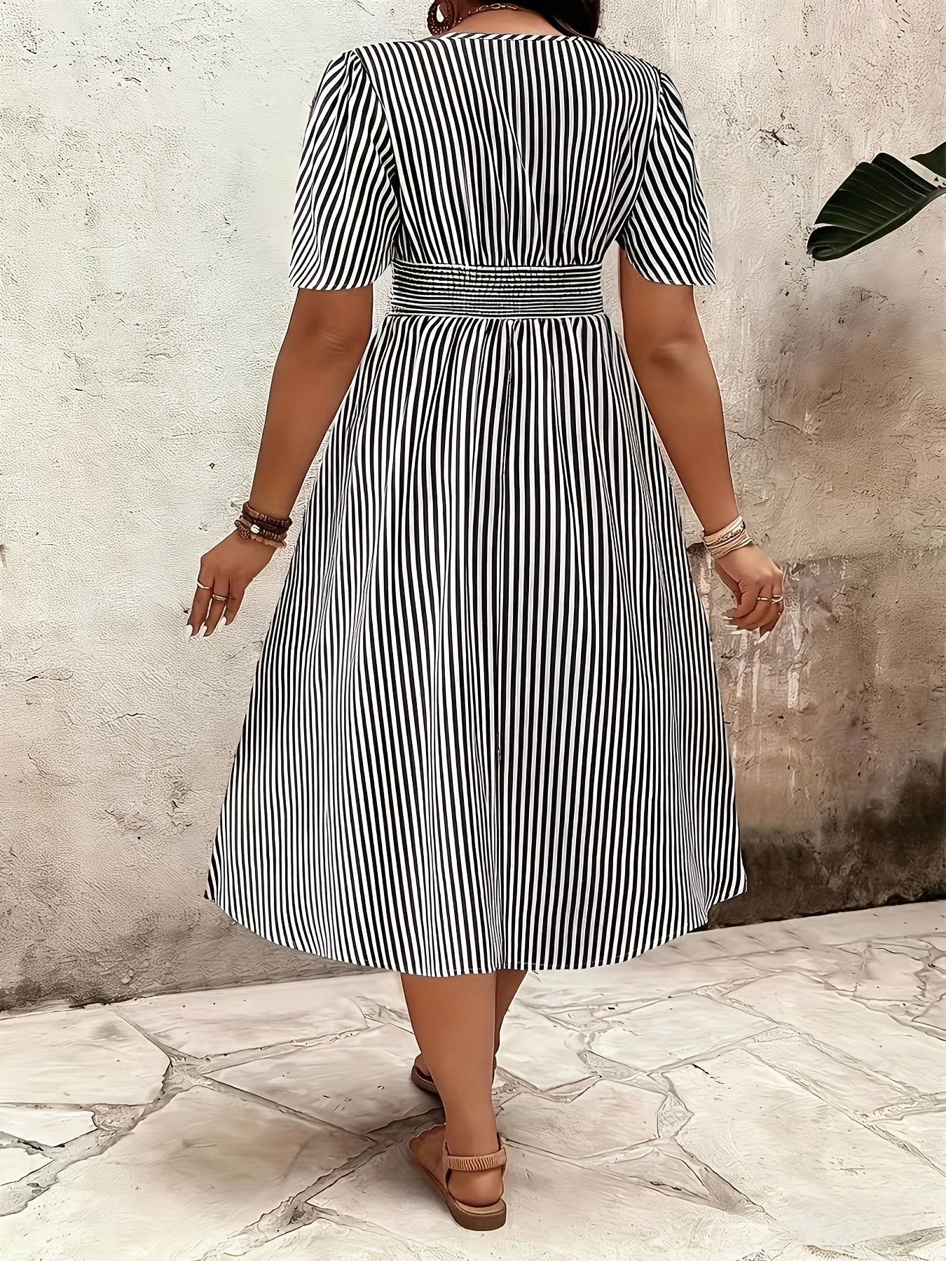 Damen Elegantes Streifenkleid mit Wickeloptik und Sommer-Flair – Perfekt für festliche Anlässe oder Alltag