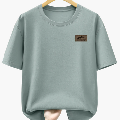 Herren T-Shirt mit dezentem Mountain Patch – Freizeit & Alltag, moderner Look