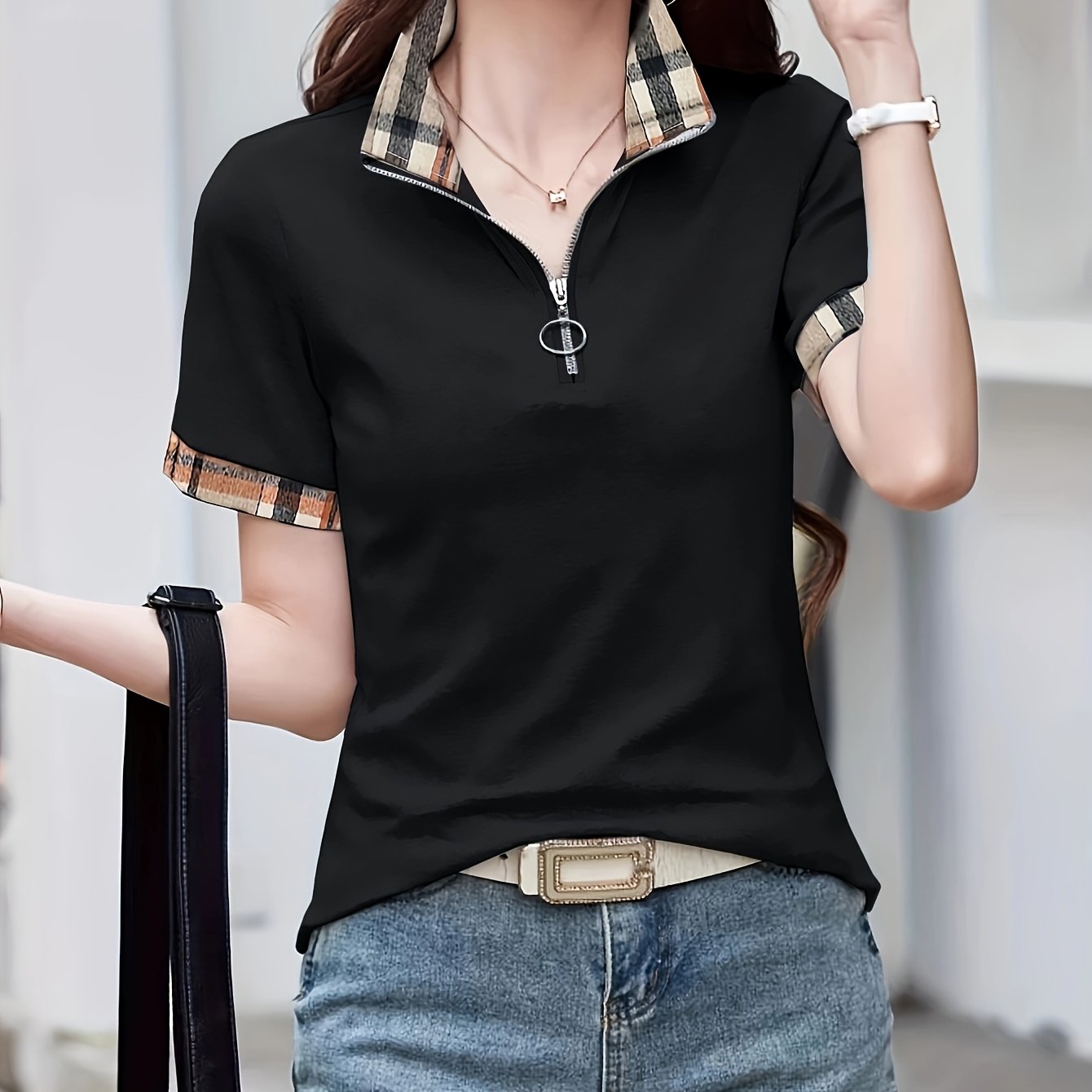 Damen Casual Poloshirt mit Reißverschlusskragen und Karodetails – Modisches Freizeitshirt für Alltag und Ausgehen
