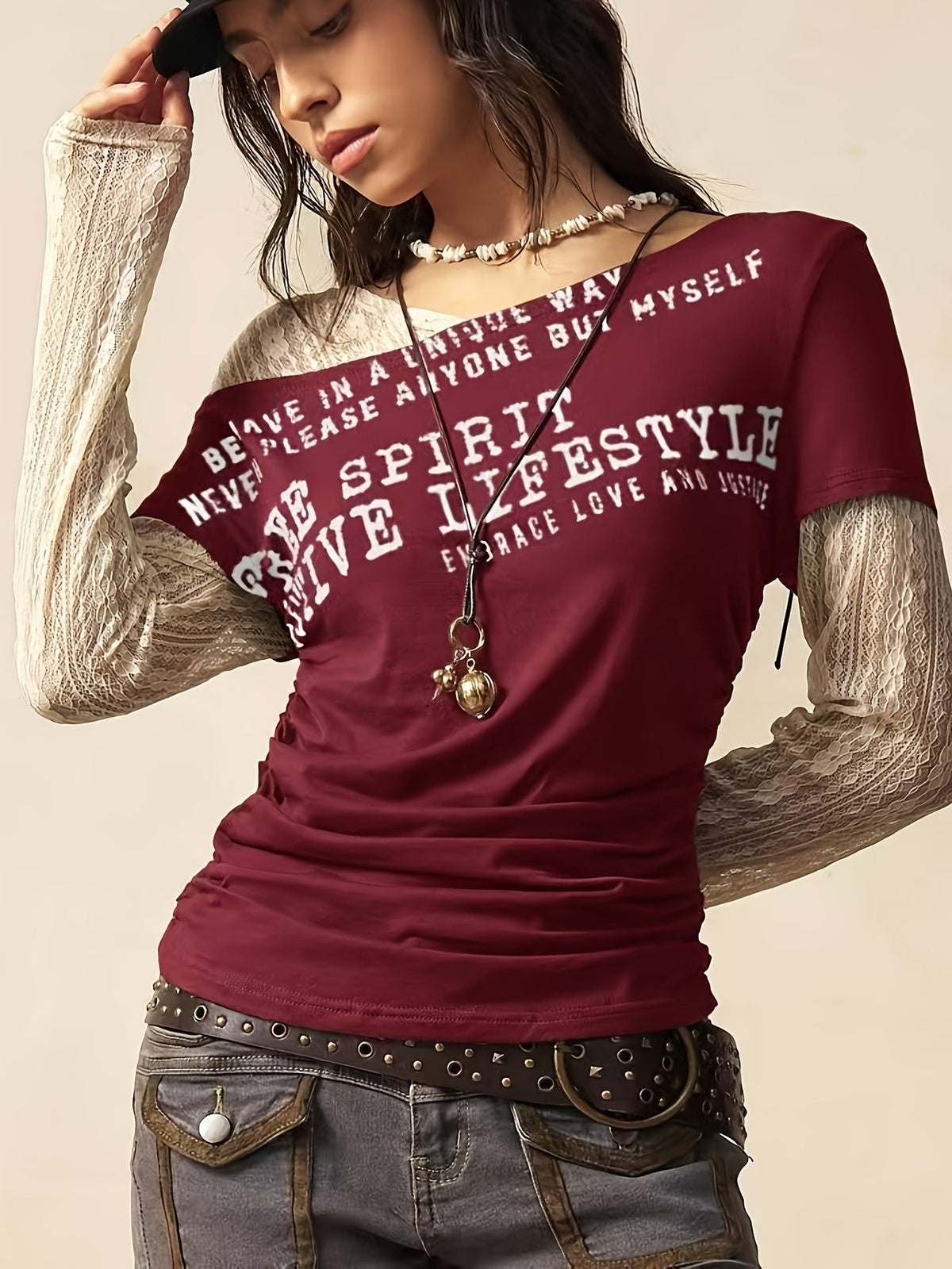 Damen Off-Shoulder T-Shirt mit Schriftzug & geraffter Taille