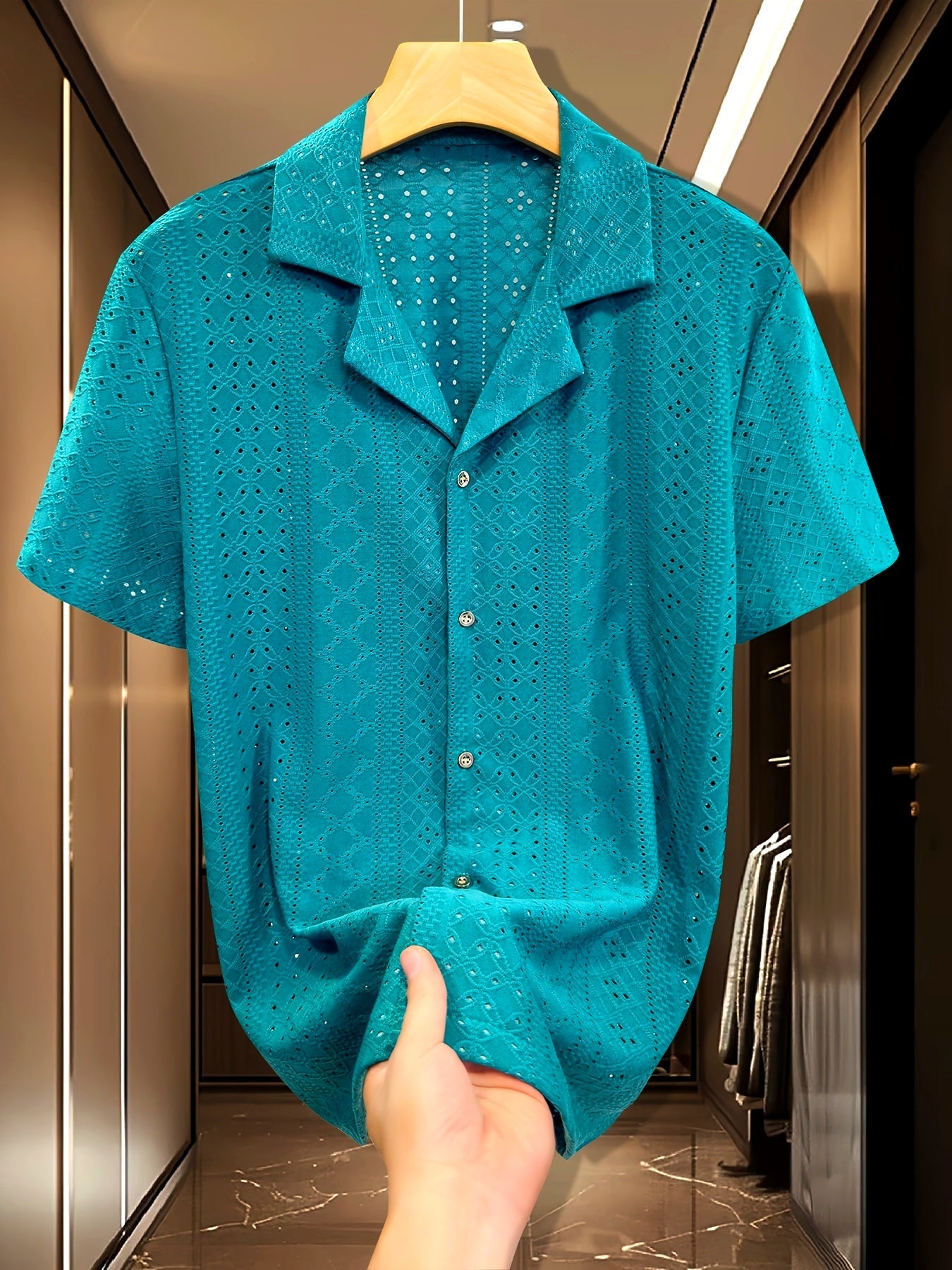 Herren Kurzarm-Hemd mit geometrischem Lochmuster und modernem Schnitt – Ideal für Urlaub, Freizeit & Sommer-Outfits