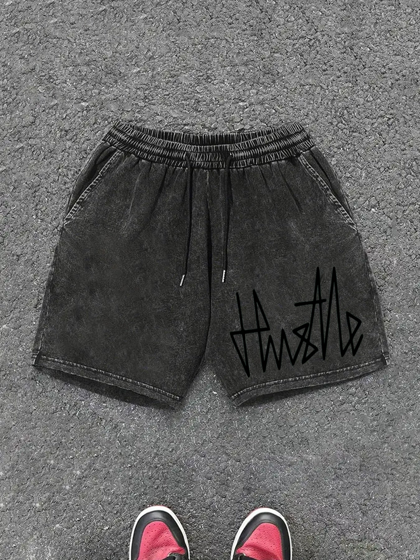 Herren Streetwear Shorts mit „Hustle“-Print – Lässige Freizeithose mit Kordelzug