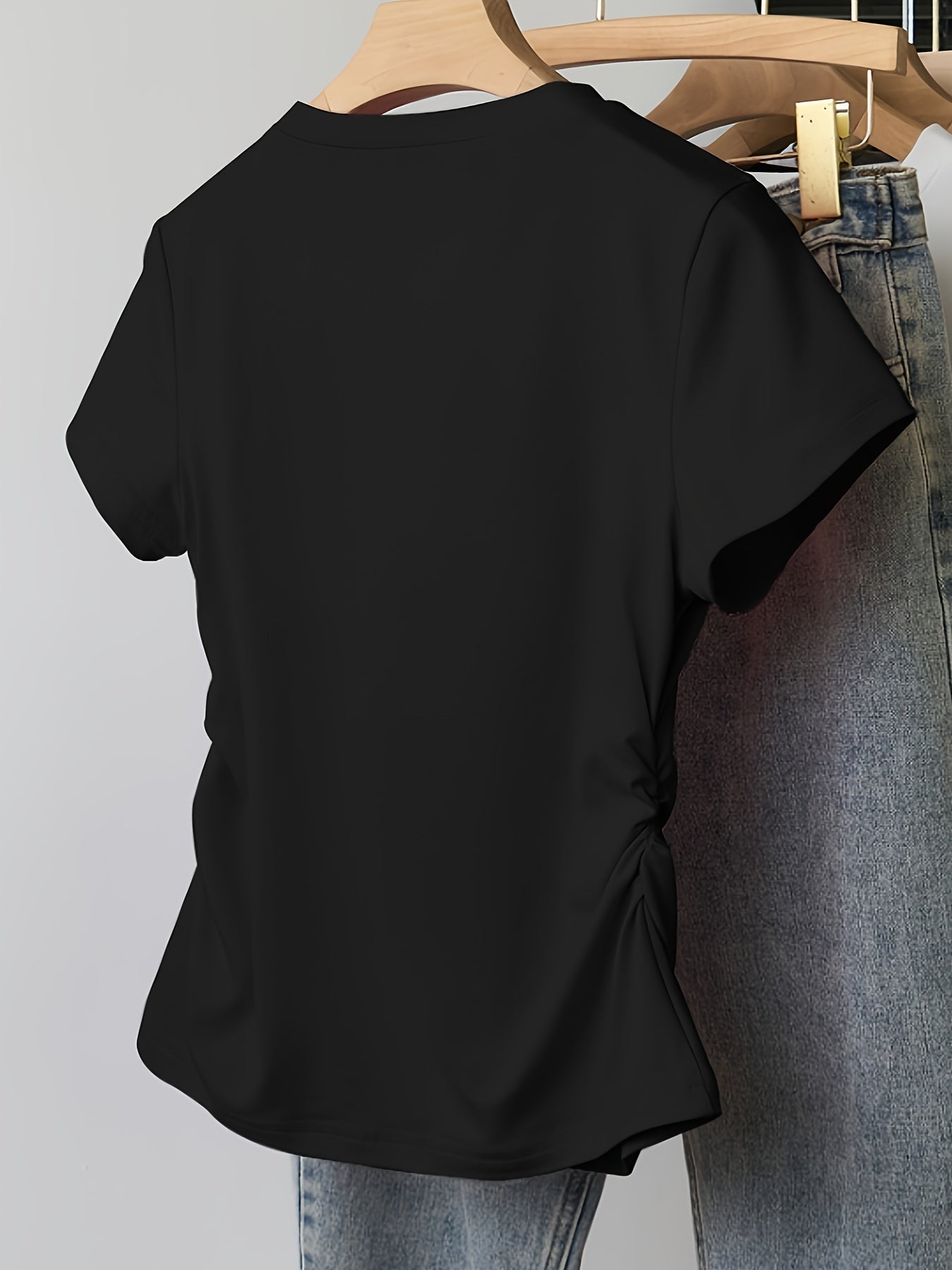 Damen T-Shirt mit Herz-Print und modernem, figurbetontem Schnitt – Alltagsmode mit Stil