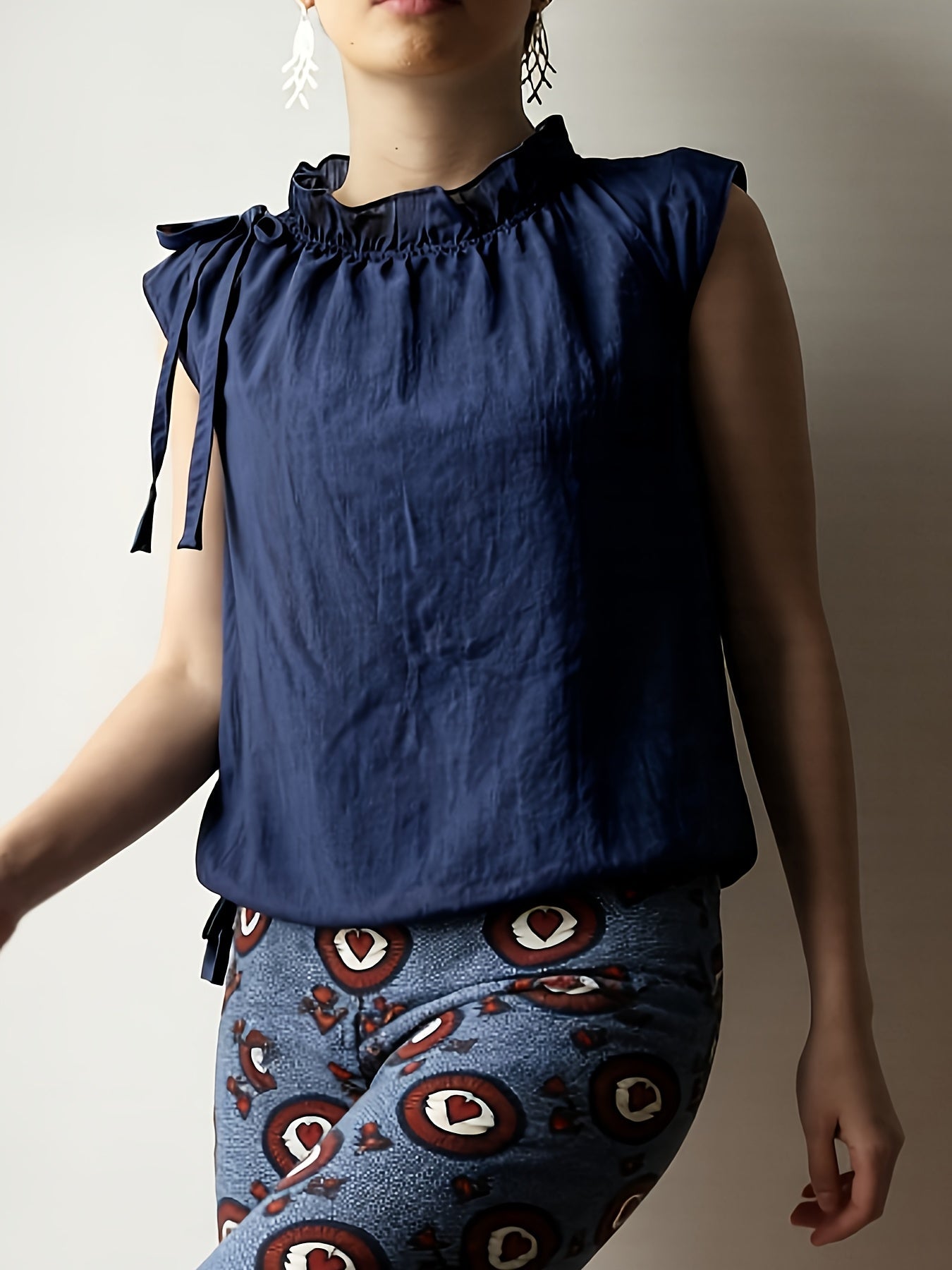 Damen Bluse ärmellos mit Stehkragen und Rüschen – Eleganter Alltags- und Büro-Look