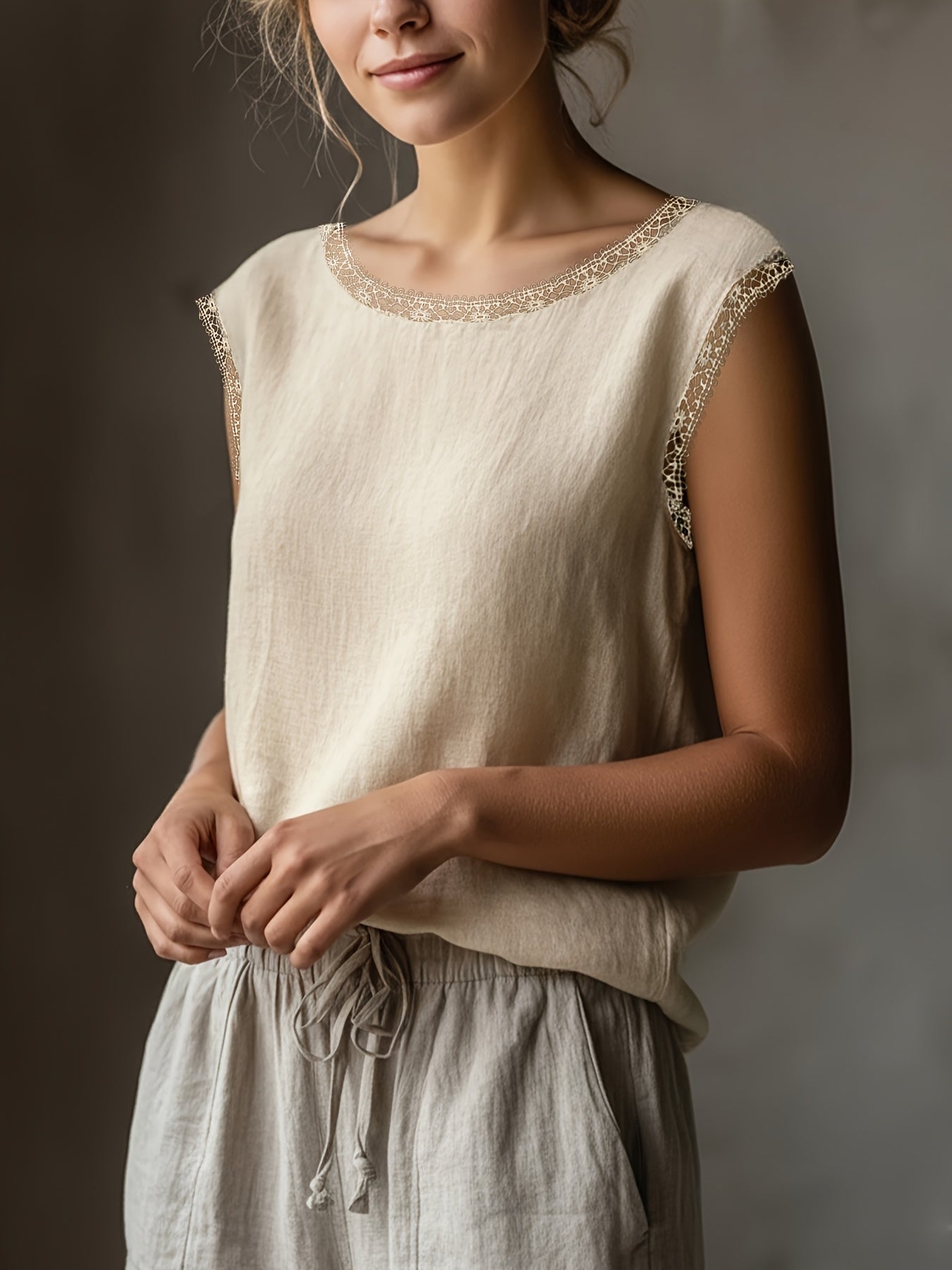 Damen Blusentop mit Spitze und elegantem Schnitt – Ärmellos, zeitloser Stil, vielseitig kombinierbar