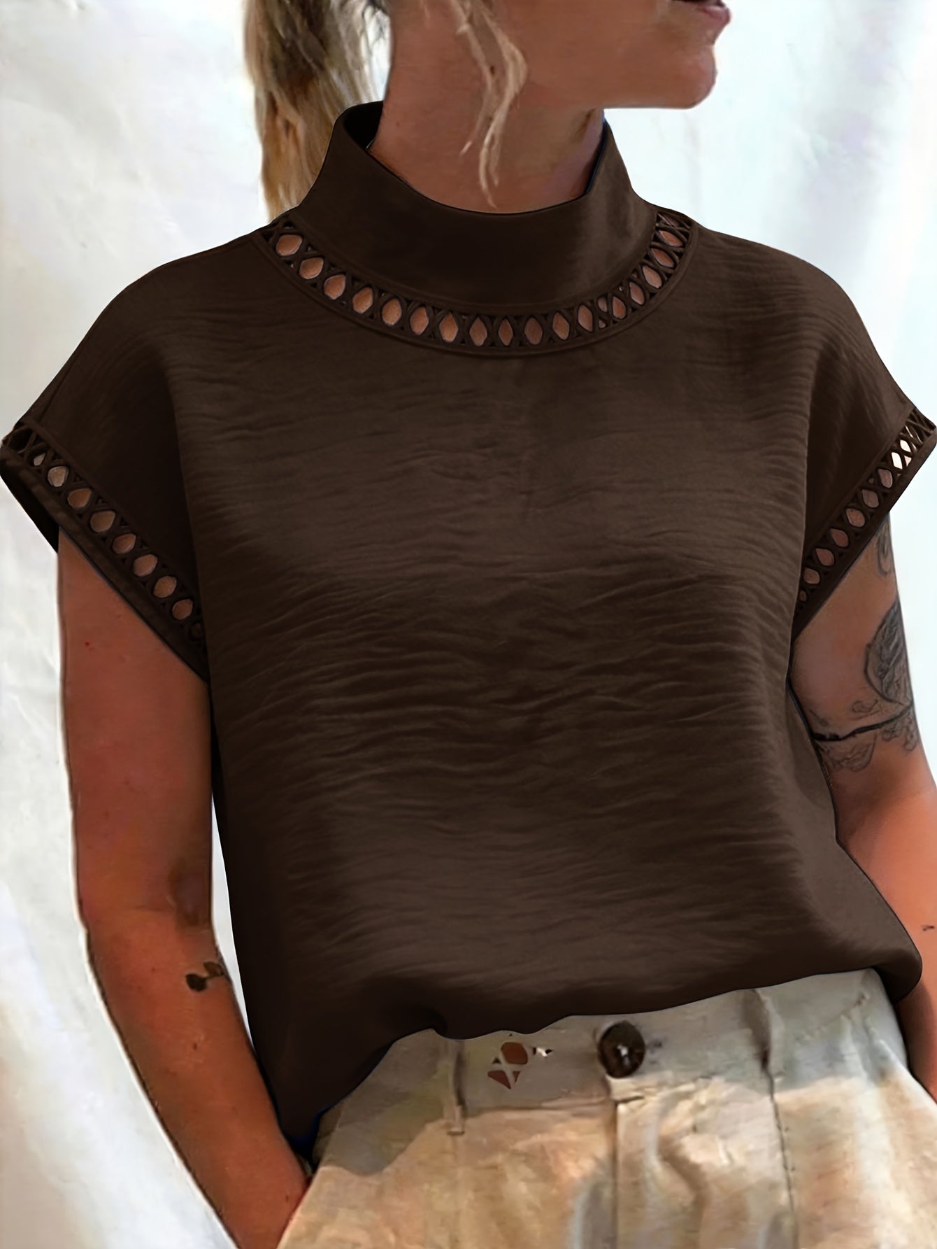 Damen Bluse mit Stehkragen und Cut-Out-Details – Eleganter Minimalistischer Stil