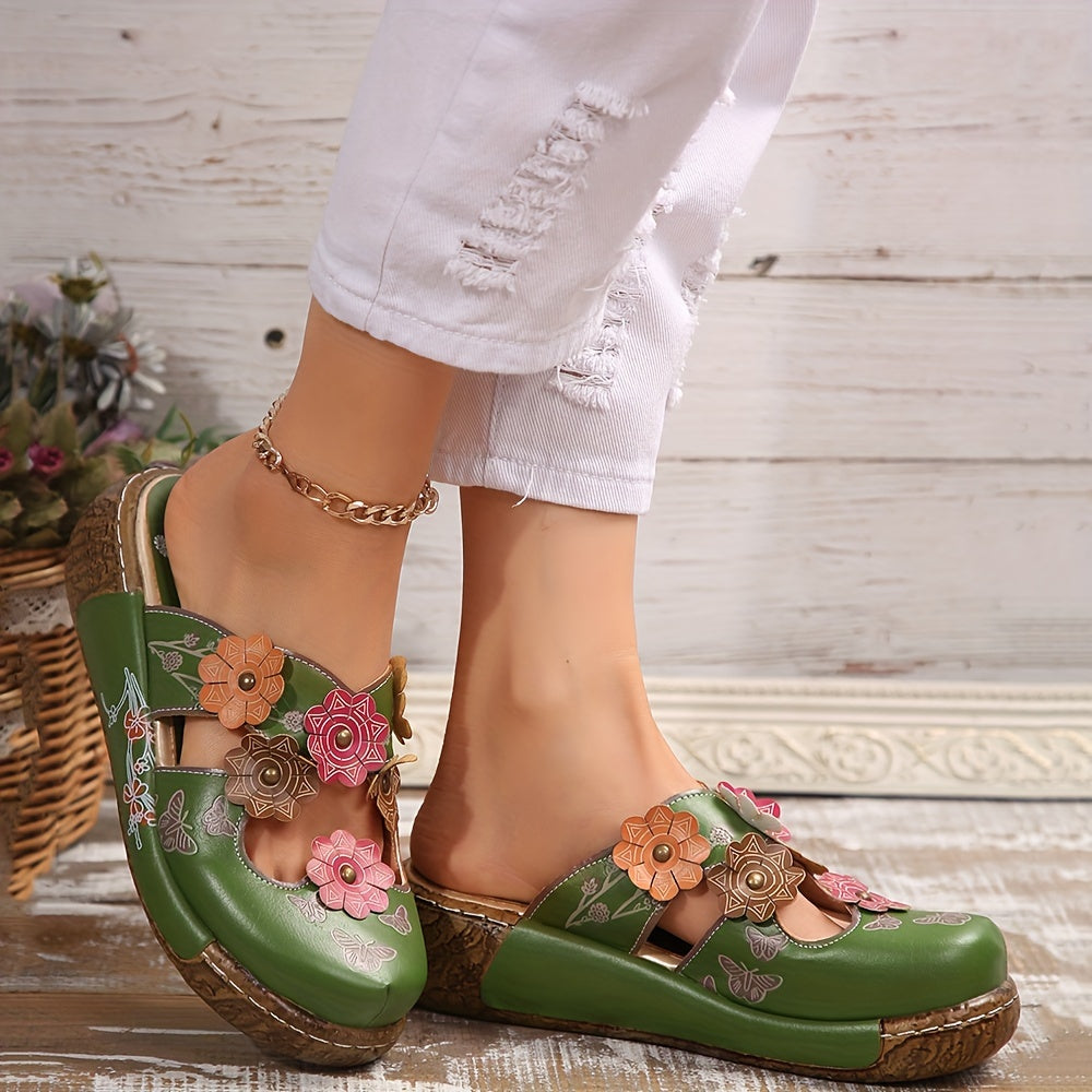 Damen Keilabsatz-Pantoletten mit floralen Applikationen und Schmetterlingsmuster – Boho Style für Alltag und Freizeit