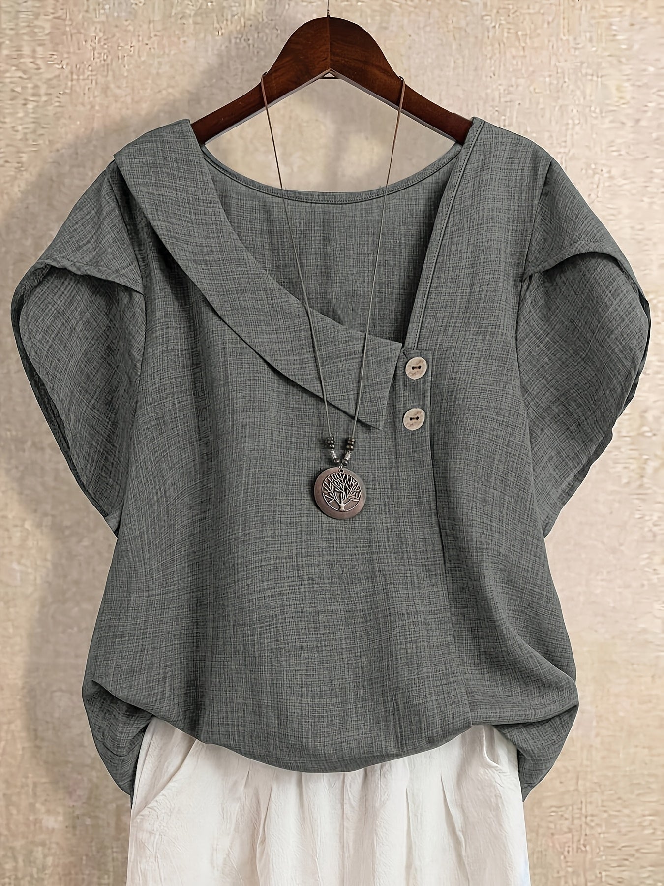 Damen Tunika Bluse mit asymmetrischem Ausschnitt und Knopfdetail – Künstlerischer Casual Look