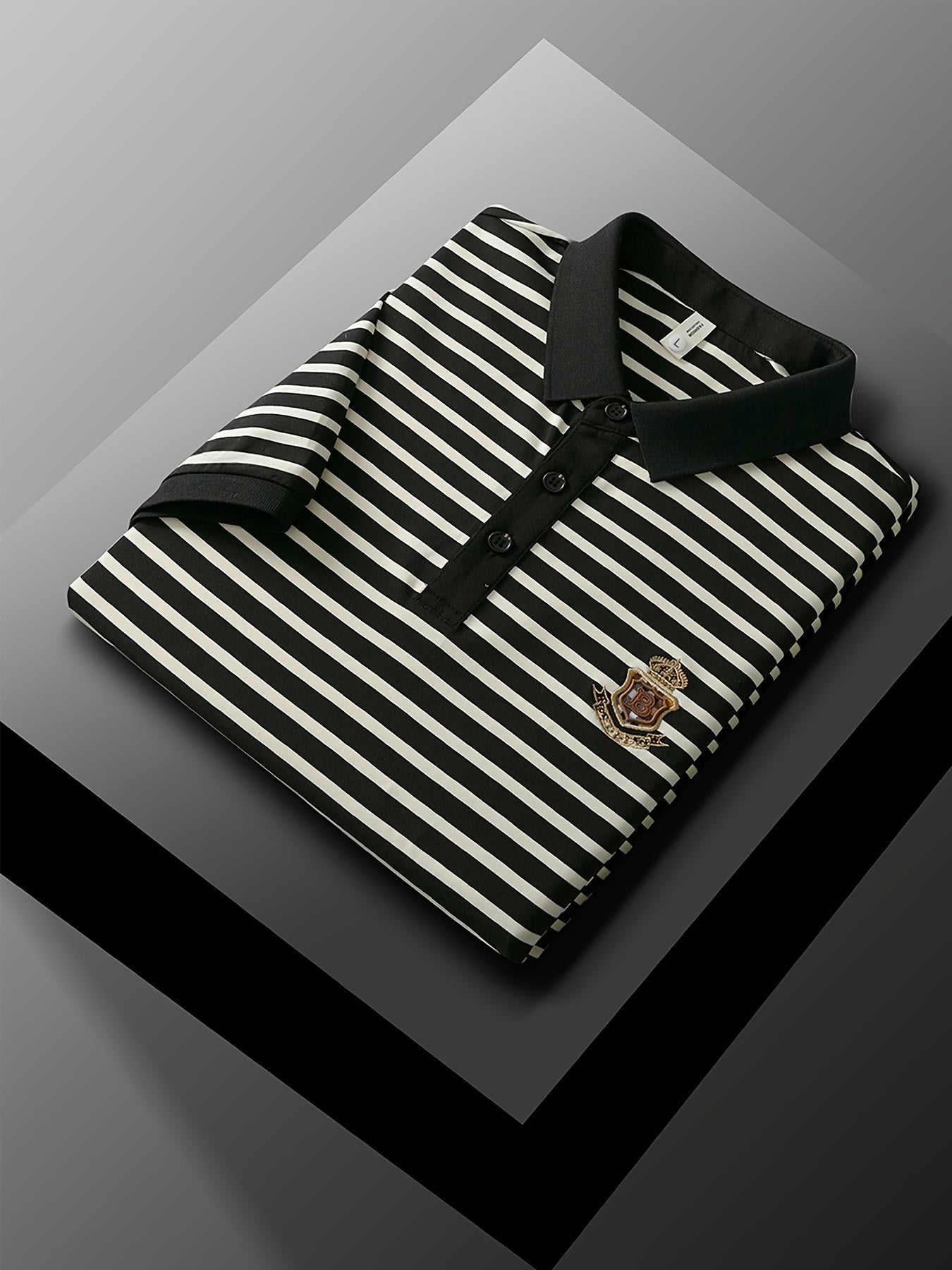 Herren Polohemd mit Streifen und gesticktem Wappen – Klassischer Freizeit- und Business-Look