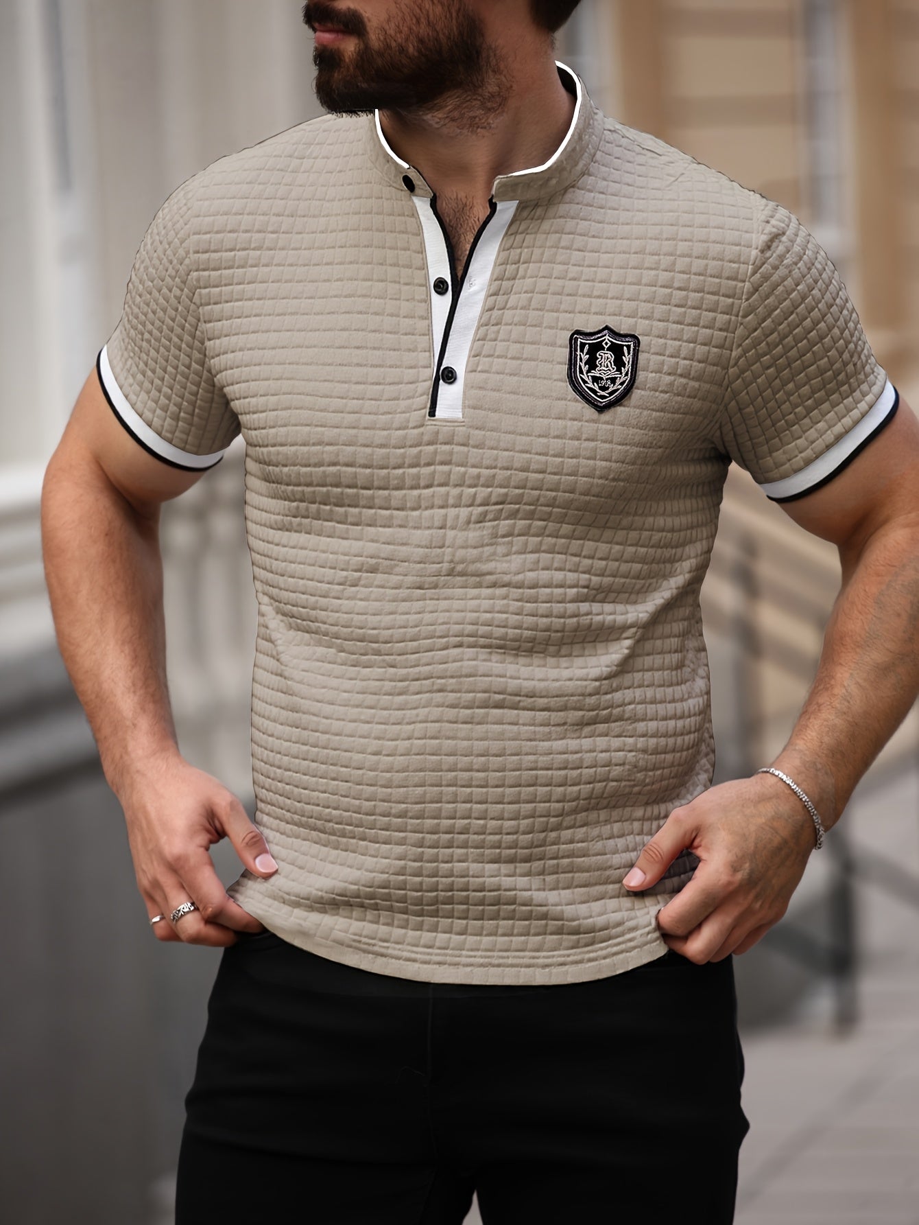Herren Stepp-Henley Poloshirt mit Wappen-Emblem – Modernes Casual Shirt für Alltag und Freizeit