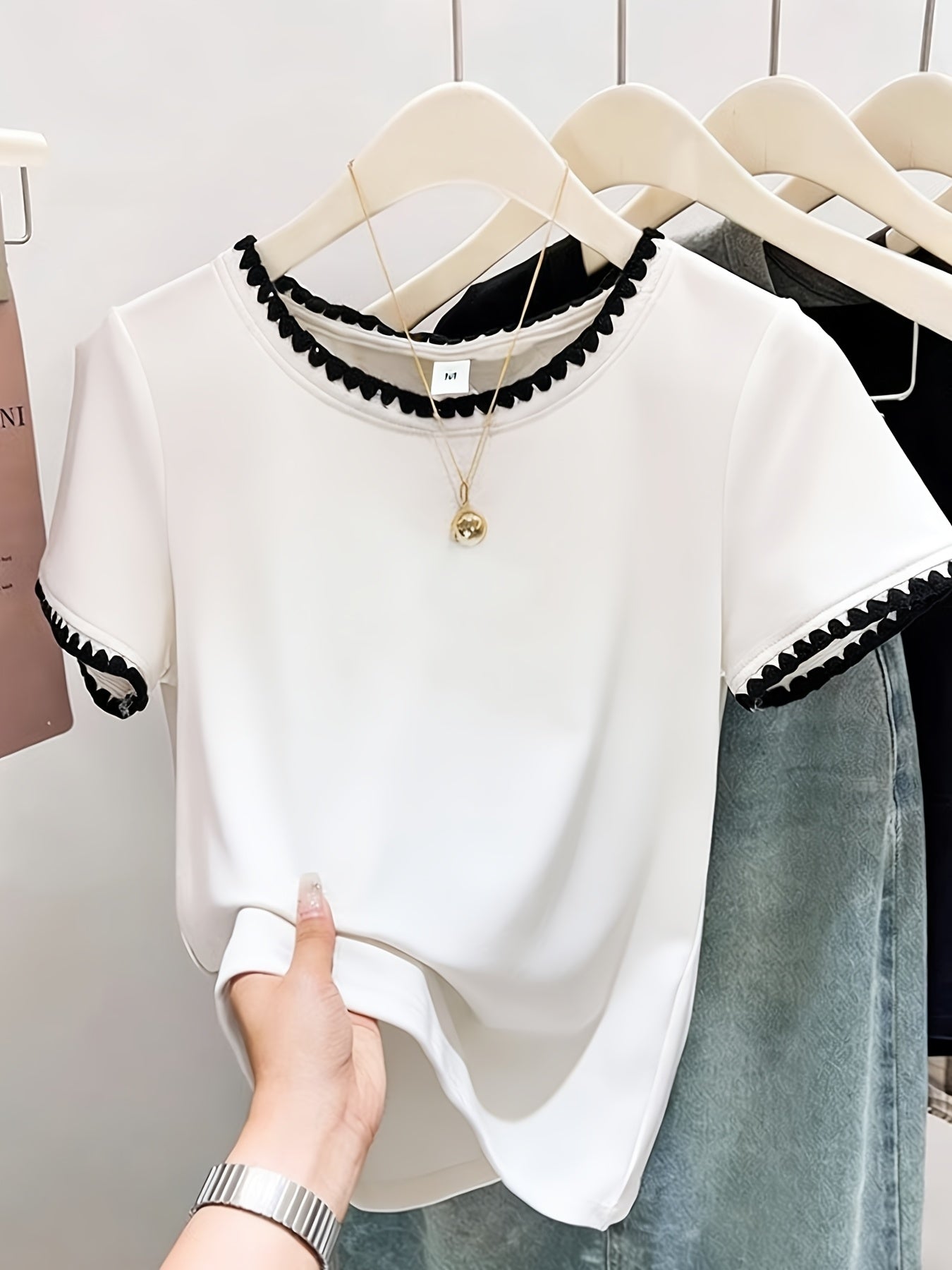 Damen Bluse mit Wellensaum und elegantem Rundhalsausschnitt – Stilvolle Alltags- und Bürobluse