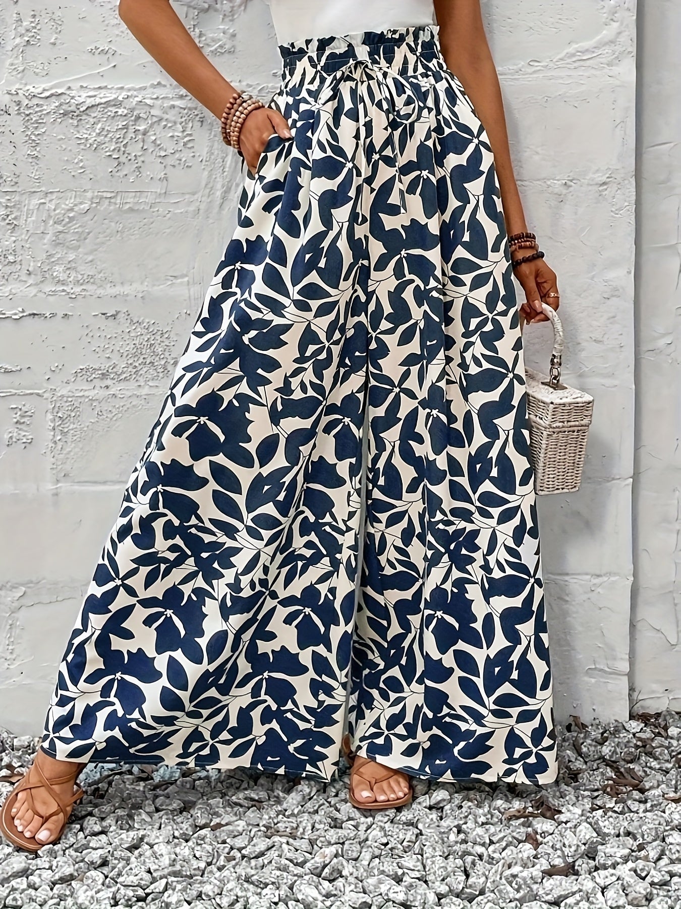 Damen Weitbeinige Paperbag-Hose mit Tropischem Blattmuster für Elegante Freizeit- und Urlaubslooks