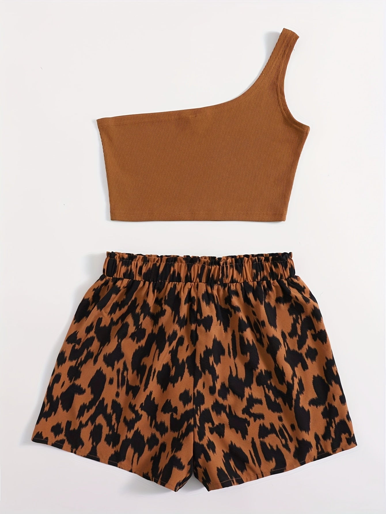 Damen Sommer Set mit One-Shoulder Top und High-Waist Shorts im Animal-Print – Elegantes Freizeit-Outfit