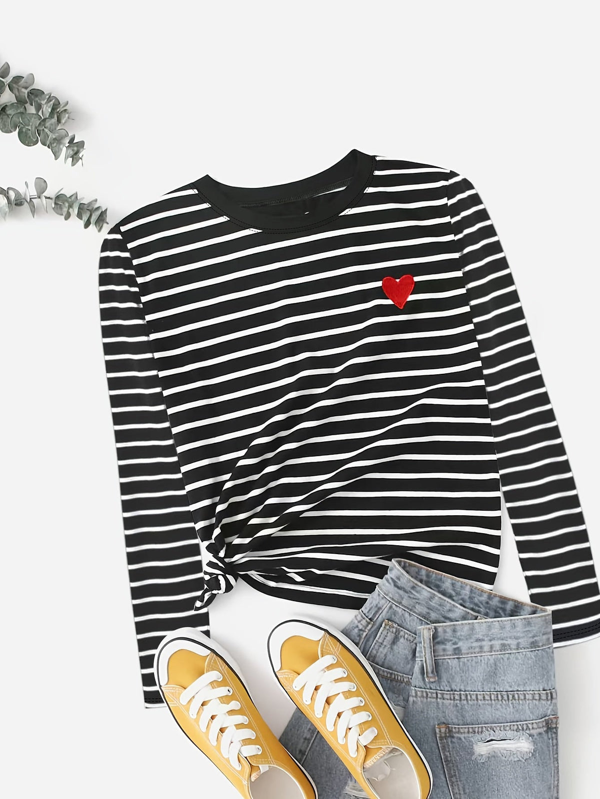Gestreiftes Langarmshirt mit Rundhalsausschnitt und Herz-Applikation