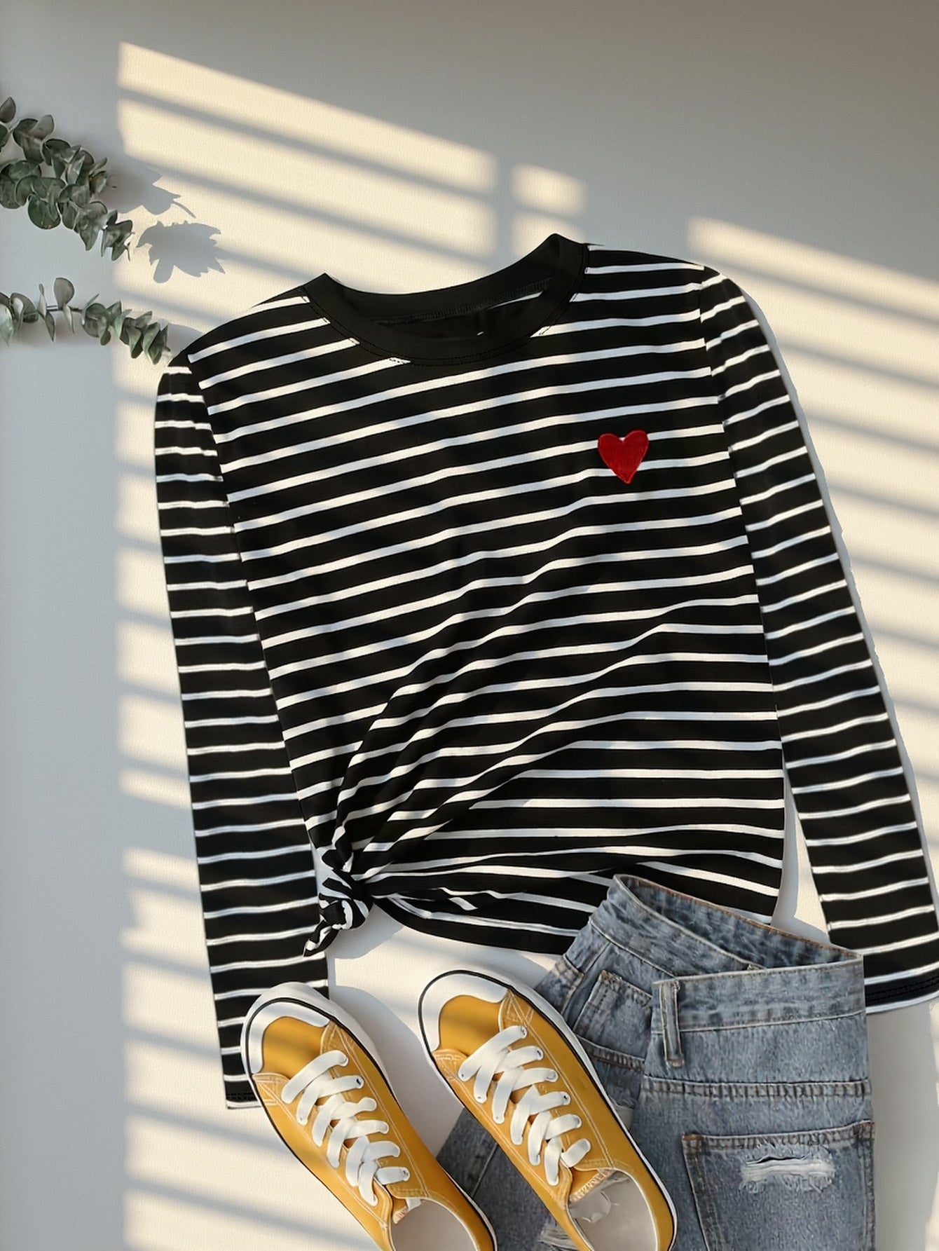 Gestreiftes Langarmshirt mit Rundhalsausschnitt und Herz-Applikation