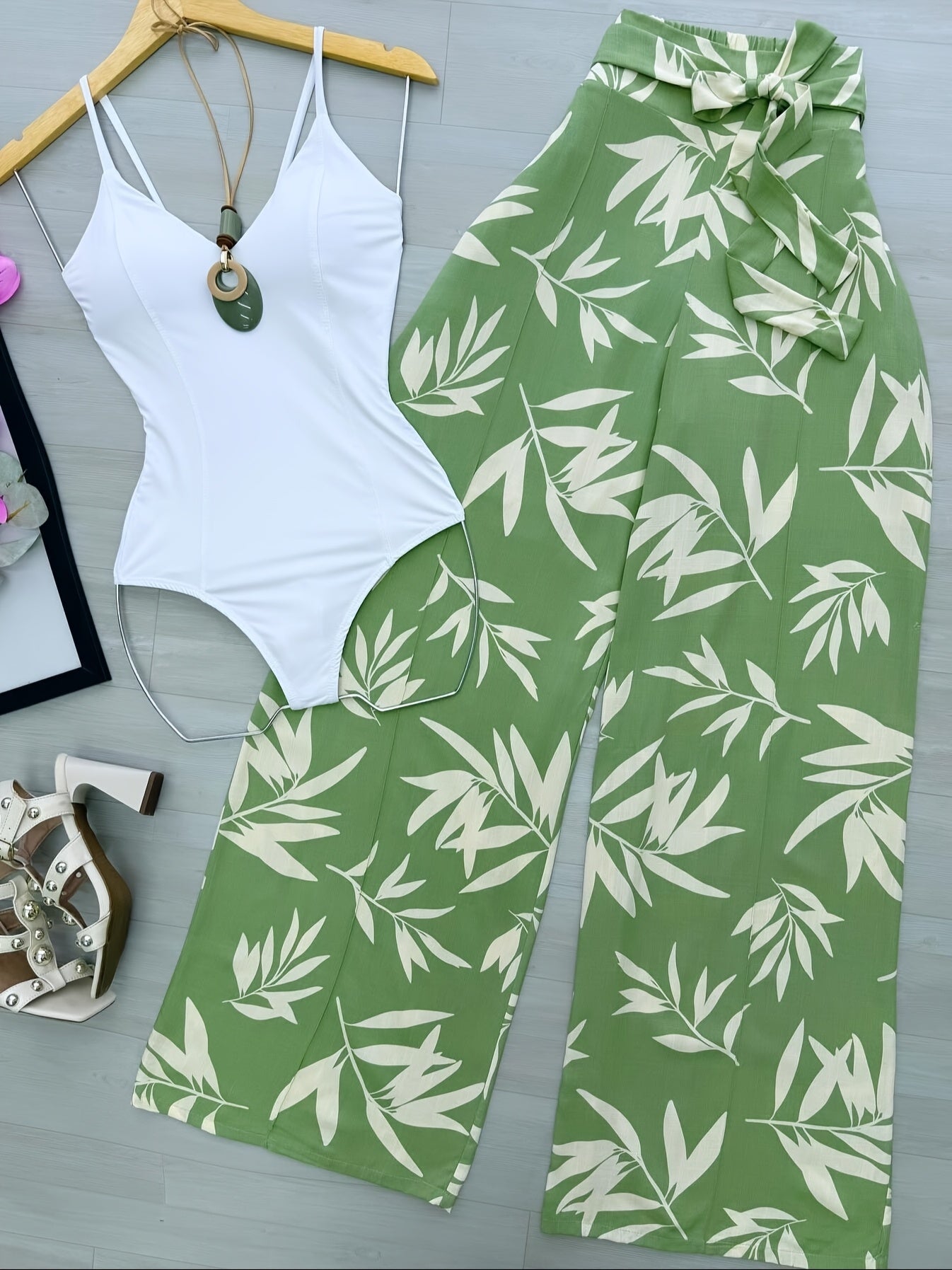 Damen Elegante Weitbein-Hose mit Bindegürtel und Tropenprint – Perfekt für Sommer und Freizeit