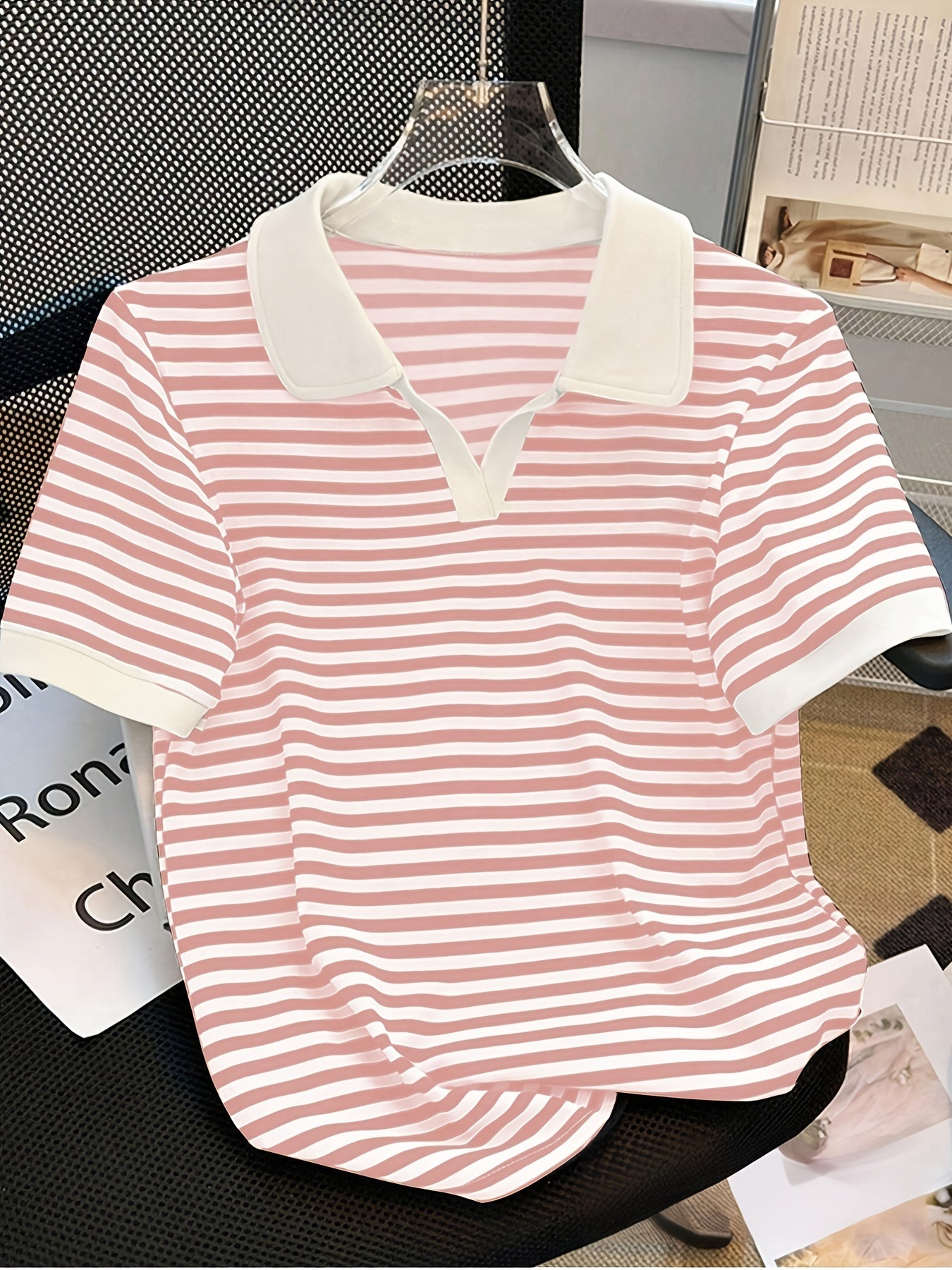 Damen Polo Shirt mit Streifenmuster und V-Ausschnitt – Eleganter Freizeit-Look