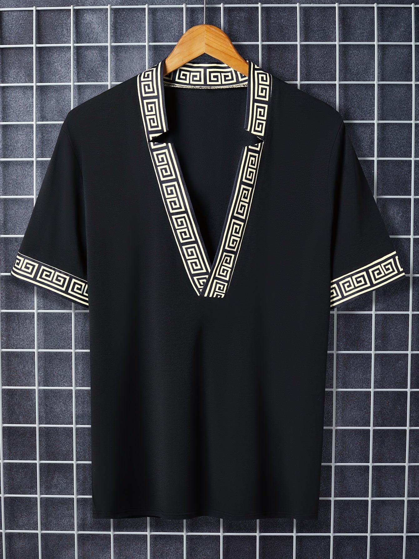 Herren Kurzarmshirt mit tiefem Ausschnitt und geometrischem Muster – Eleganter Freizeit- und Ausgehstil