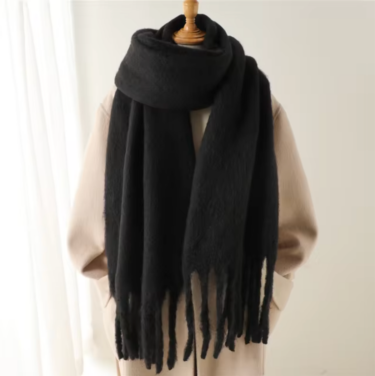 Weicher Winterschal mit Fransen und Zopfmuster-Finish