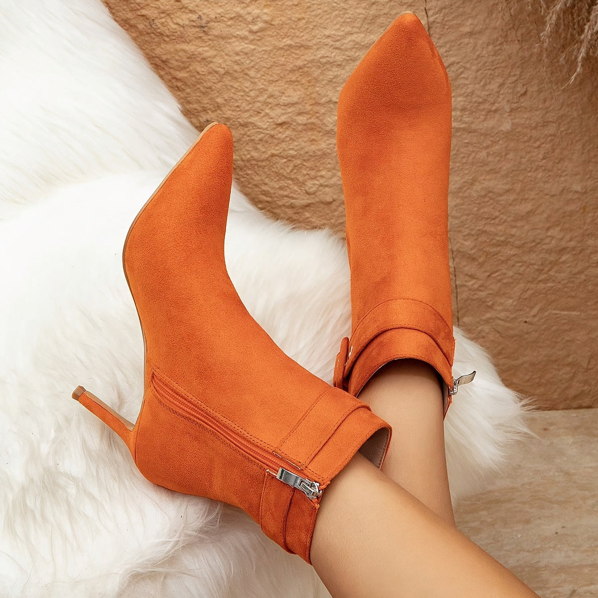 Damen Stiefelette mit hohem Absatz, Reißverschluss und Schnallenriemen, Spitz zulaufend