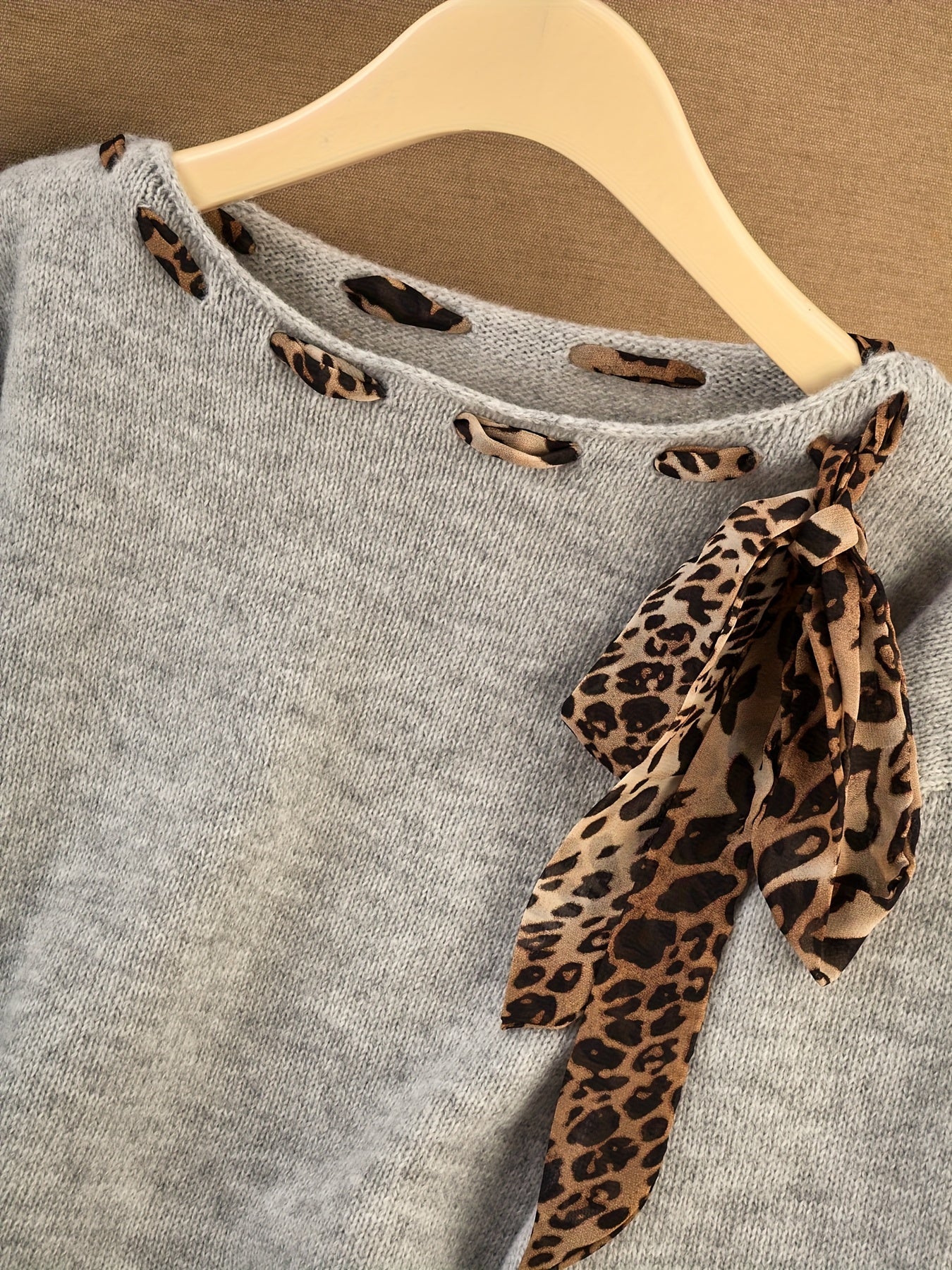 Damen Pullover Rundhals mit Leopardenmuster-Schleife