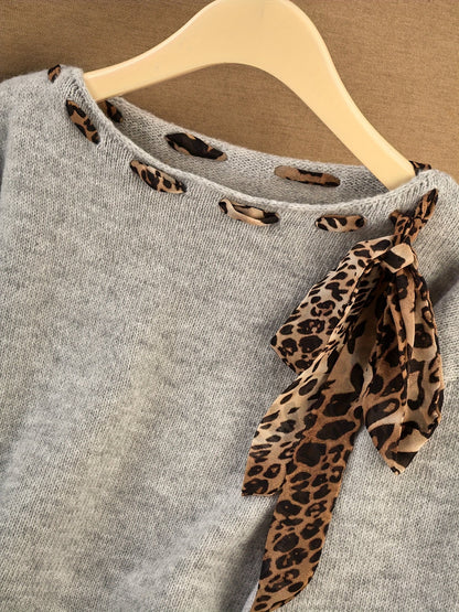 Damen Pullover Rundhals mit Leopardenmuster-Schleife