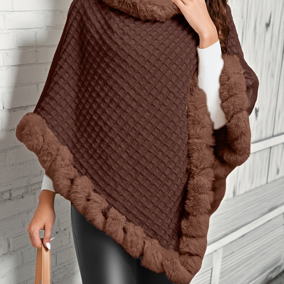Damen Poncho mit Pelzbesatz und Rollkragen Strickmuster