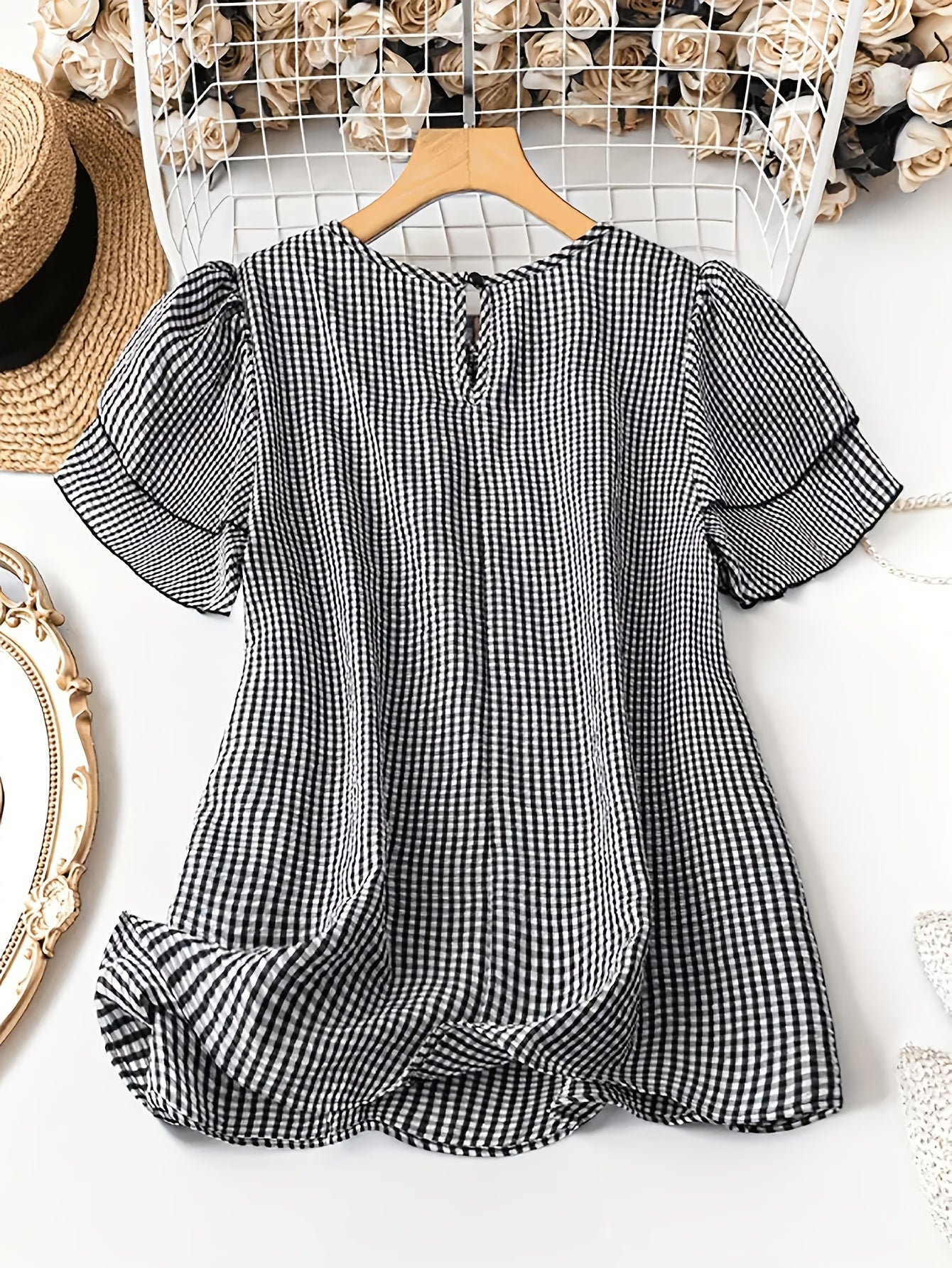 Damen Casual Bluse mit Karomuster und Jeansshorts – Stilvolles Sommer-Outfit für Garten und Freizeit