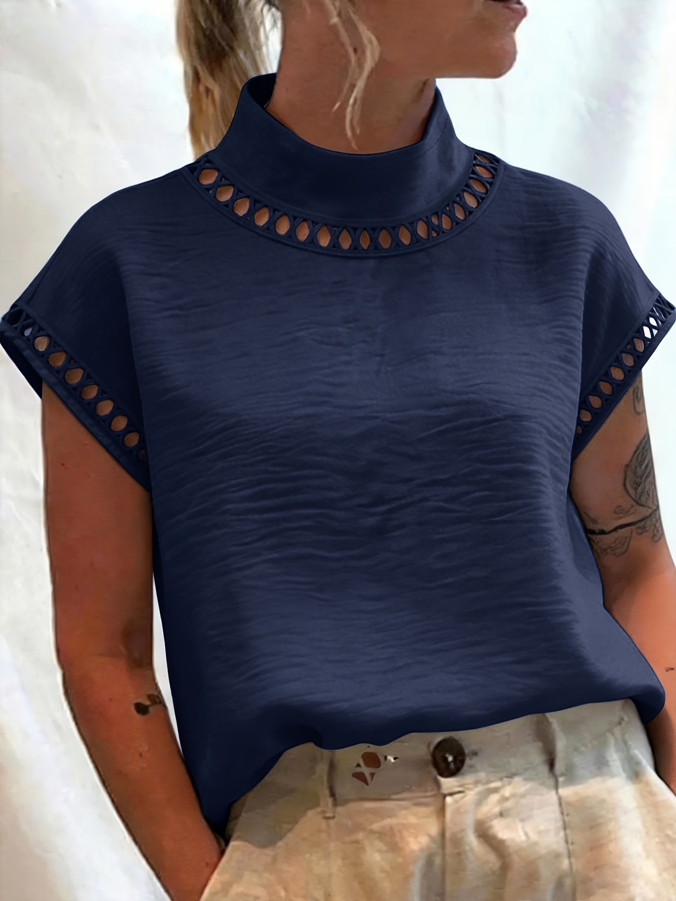 Damen Bluse mit Stehkragen und Cut-Out-Details – Eleganter Minimalistischer Stil