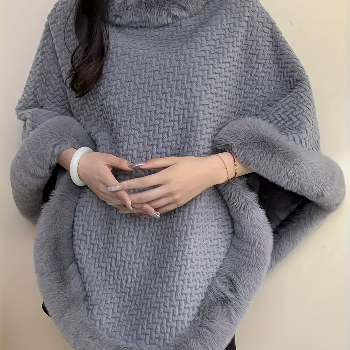Damen Poncho mit Rollkragen und Kunstfellbesatz - Weiche Strickoptik