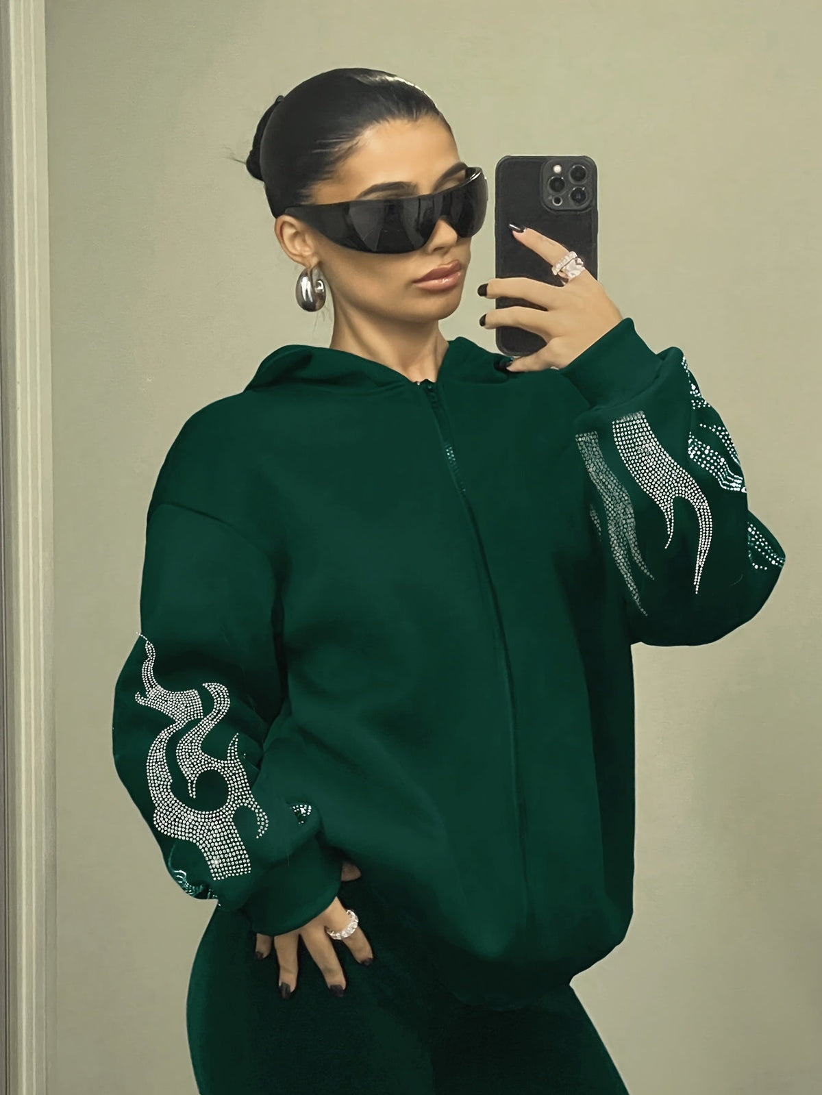 Hoodie Schwarz mit Glitzerstein-Flammenmuster