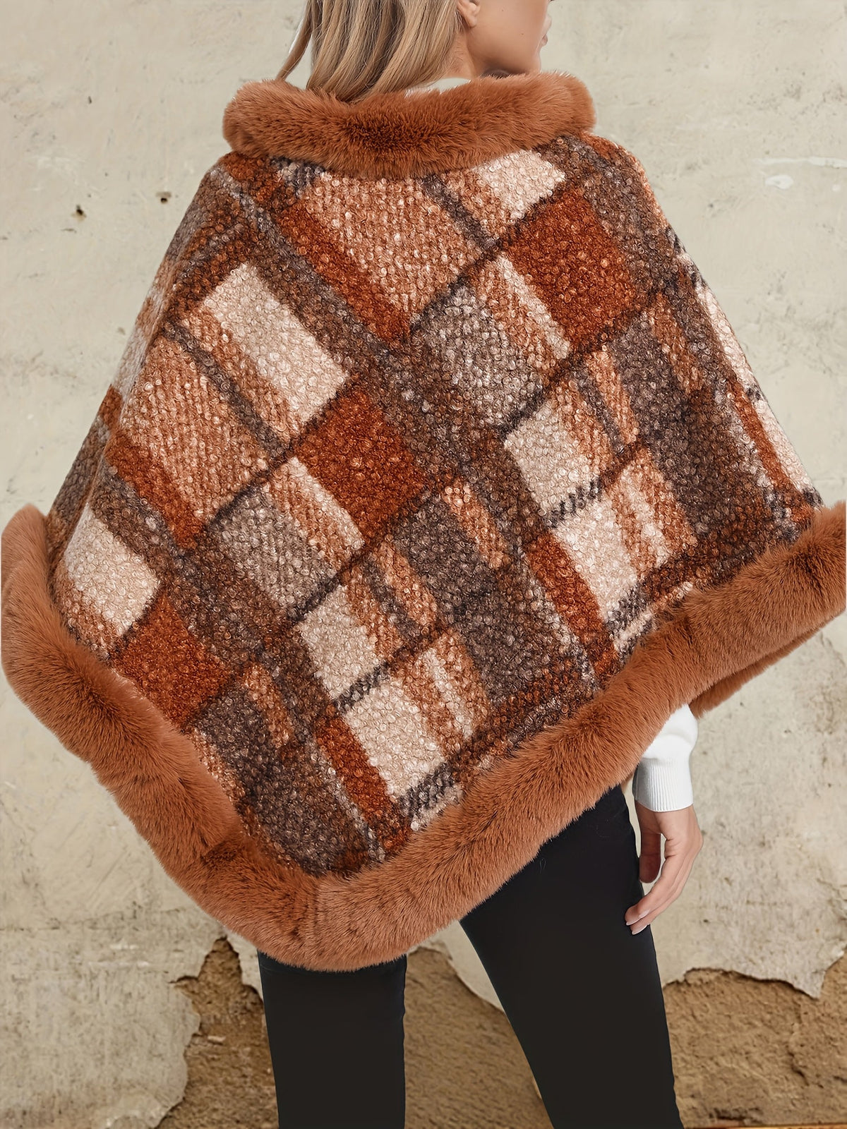 Damen Poncho mit Fellimitatbesatz, kariert, in Braun oder Grau
