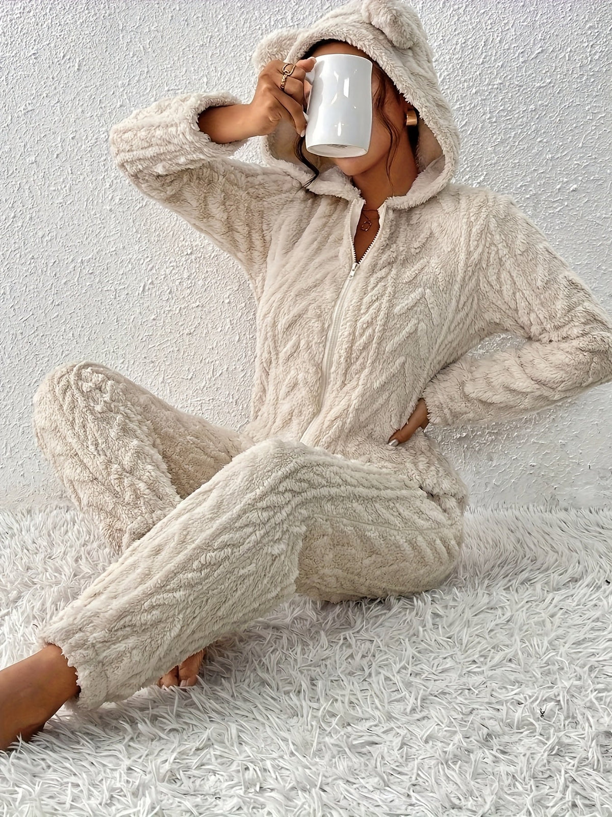 Damen Flauschiger Overall mit Kapuze und Ohren Hellbeige Reißverschluss