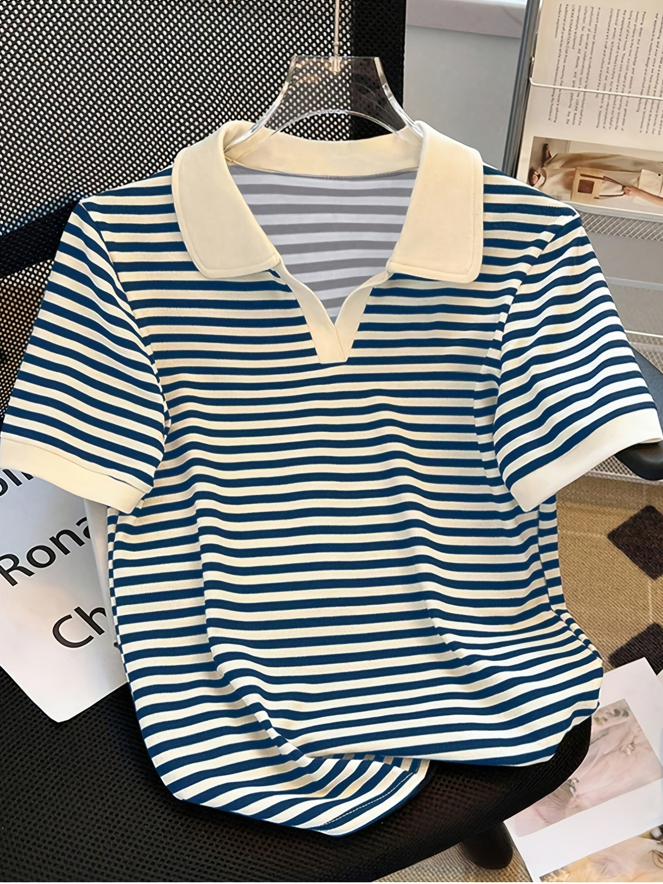Damen Polo Shirt mit Streifenmuster und V-Ausschnitt – Eleganter Freizeit-Look