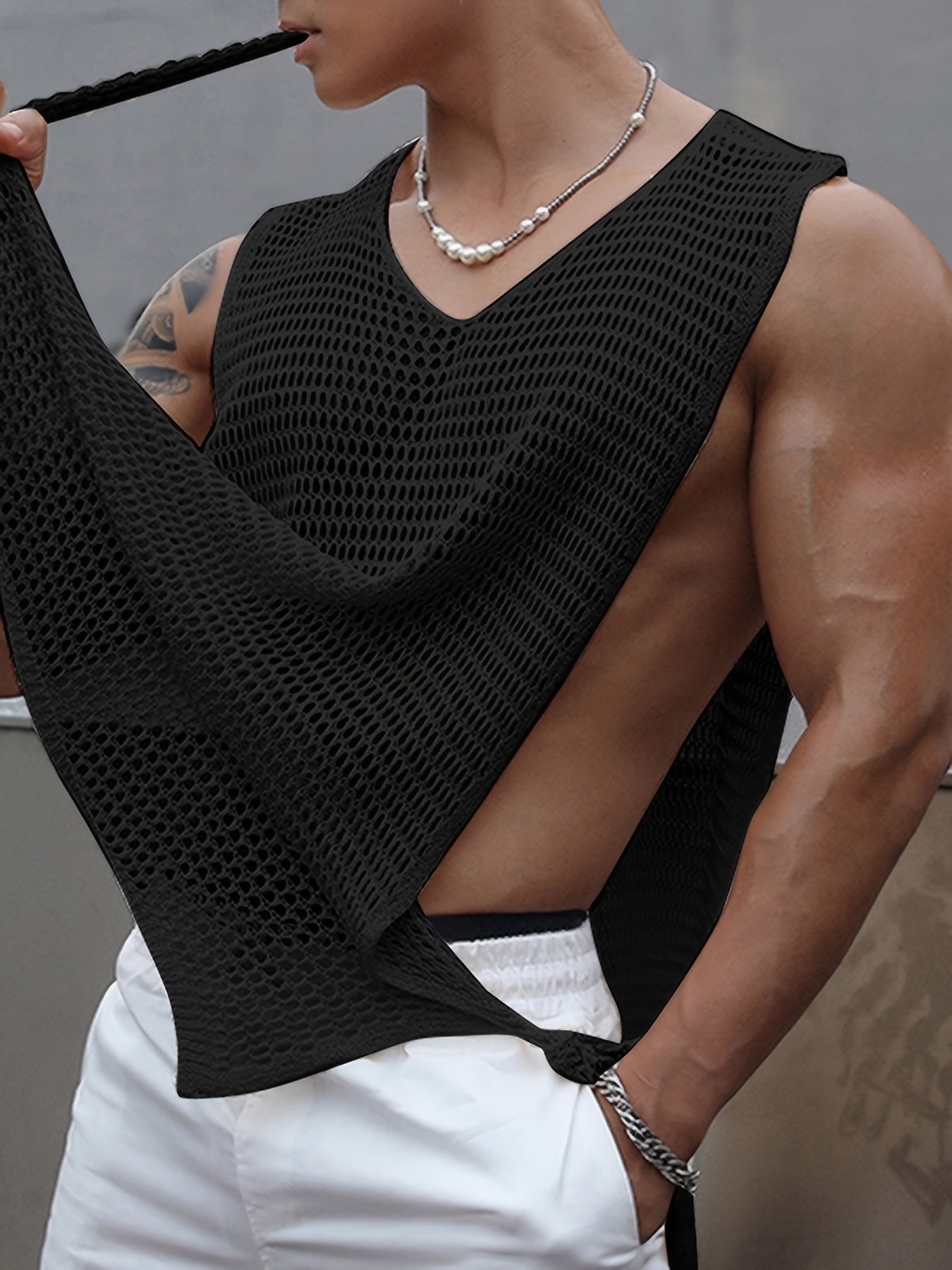 Herren Mesh-Top mit offenen Seiten – Moderner Streetstyle Look für Festivals und Partys