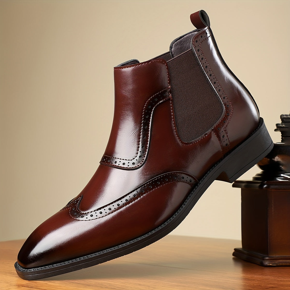 Herren Chelsea Boots mit Brogue-Details in glänzender Optik