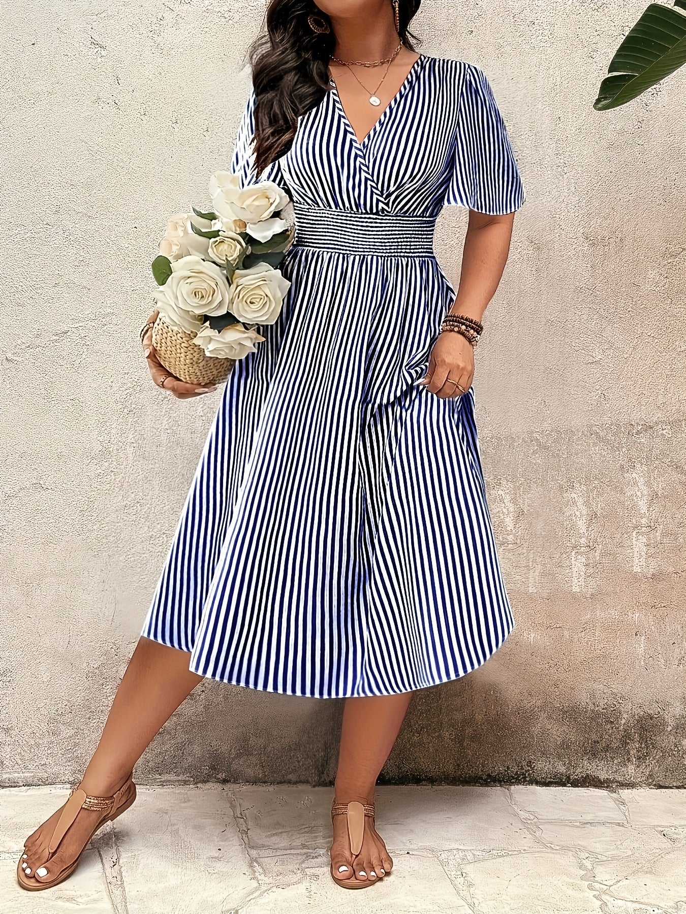 Damen Elegantes Streifenkleid mit Wickeloptik und Sommer-Flair – Perfekt für festliche Anlässe oder Alltag