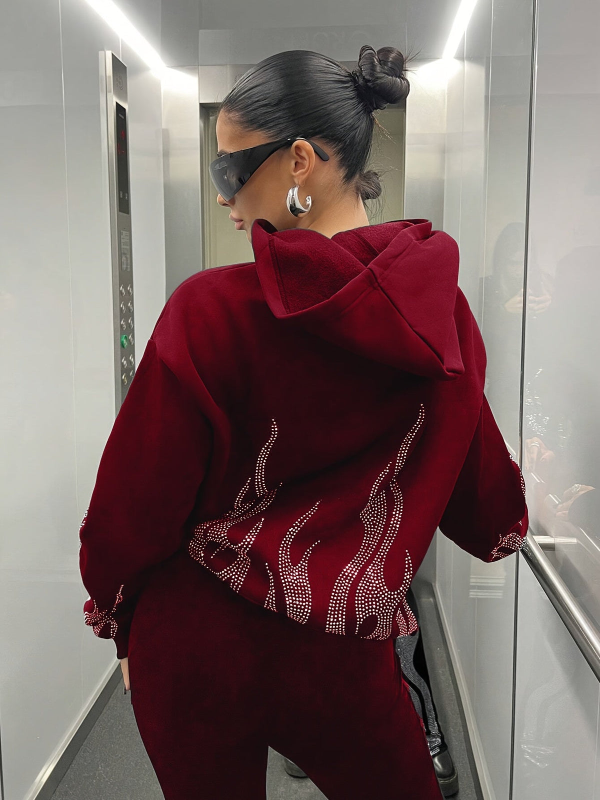 Hoodie Schwarz mit Glitzerstein-Flammenmuster