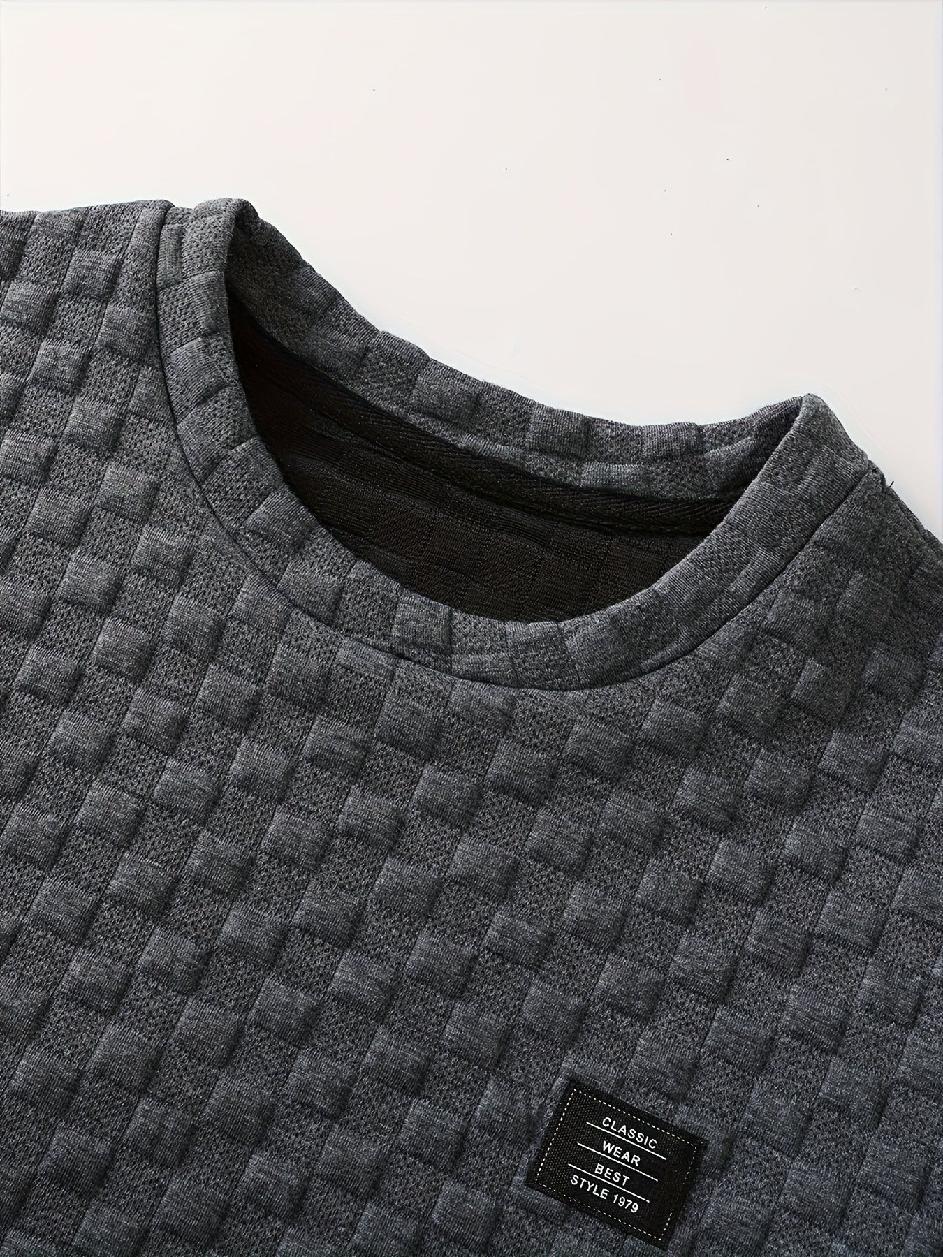 Herren T-Shirt mit Strukturmuster und modernem Patch – Freizeit & Urban Style