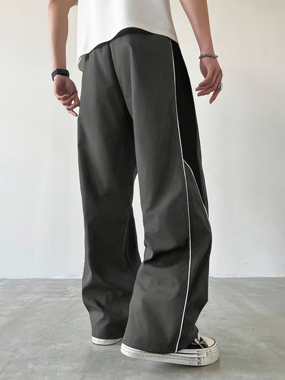 Herren Streetwear Weite Jogginghose mit Kontraststreifen und sportlichem Look