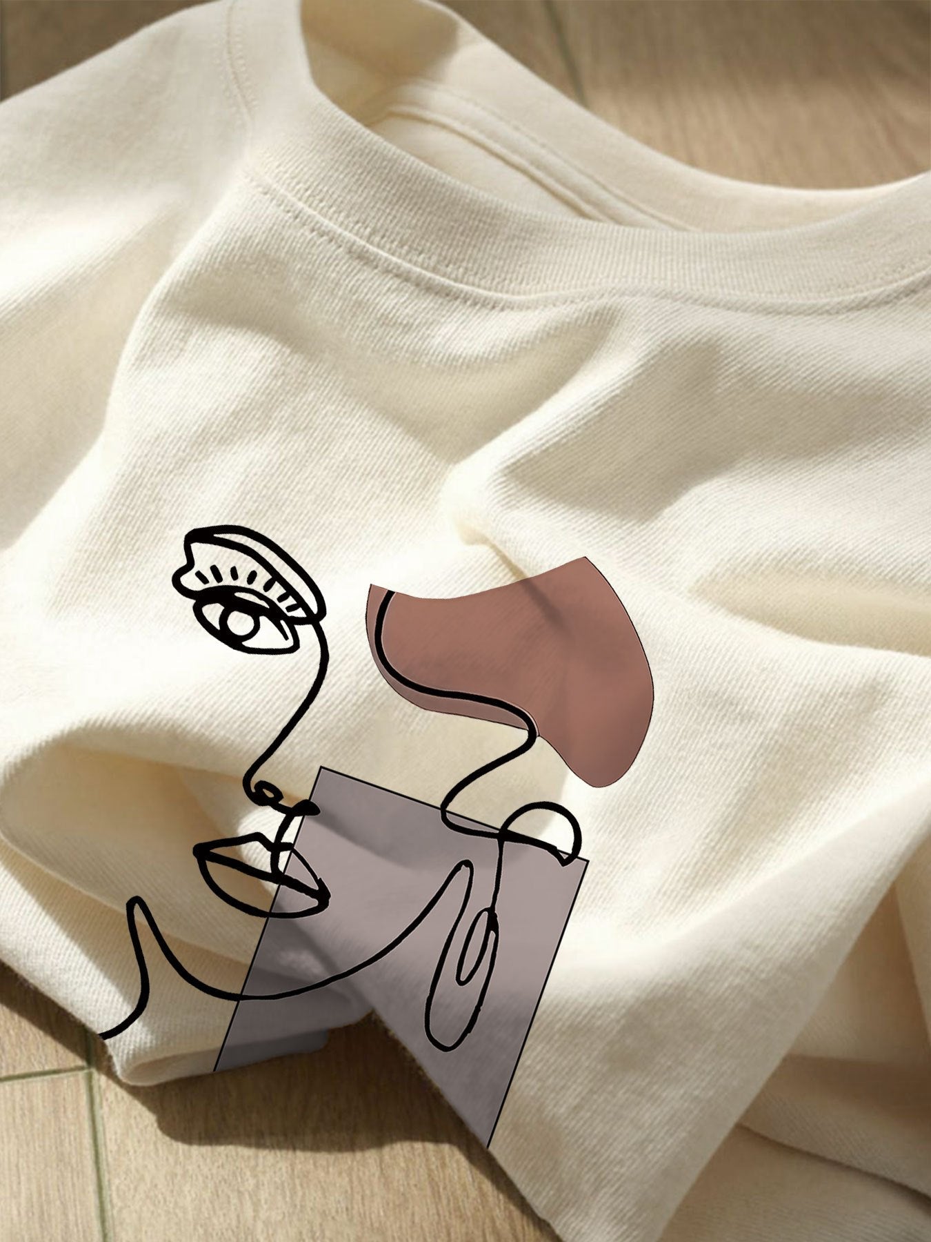 Damen T-Shirt mit abstraktem Gesicht Print – Modernes Kunst Design, Freizeitstil, ideal für Alltag und Streetwear
