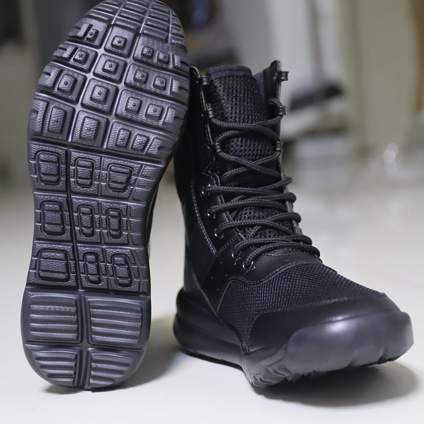 Schwarze knöchelhohe Schnürstiefel mit Profilsohle und Mesh-Einsätzen